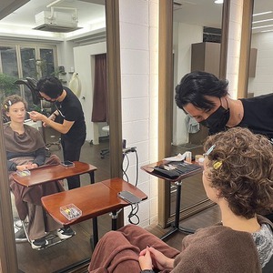 撮影ヘアメイク中