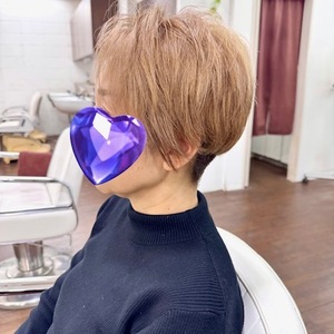 大人女性の金髪ショート　