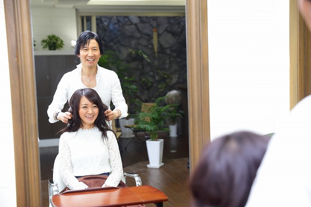 学芸大学美容室に、Hair Esthe Hi-Deは、あります。学芸大学美容院に、Hair Esthe Hi-Deはあります。Hair Esthe Hi-Deは目黒区学芸大学駅近くの美容室です。Hair Esthe Hi-Deは、東急東横線沿い駅近くの美容室です。Hair Esthe Hi-Deは、東急東横線沿い駅近くの美容院です。祐天寺美容室近くにも、Hair Esthe Hi-Deはあります。祐天寺美容院近くにも、Hair Esthe Hi-Deはあります。Hair Esthe Hi-Deは目黒区学芸大学駅近くの美容院です。Hair Esthe Hi-Deは髪にやさしく、が綺麗に艶髪になります。Hair Esthe Hi-Deカットがとても上手いです。得にボブやショートスタイルが得意で、スタイルがより立体的になります。なので立体感カットが、お客様に人気です。切りっぱなしボブやマッシュショートも得意です。カラーも評判よく、ニューアマトラカラーがお客様に高評価です。オーガニックなヘアカラー　香草カラー色葉も人気です。ヘアマニキュアも保湿があり好評です。主に40代大人女性のお客様が多いです。40代ボブや40代ショートも得意です。50代大人女性も多いです脱白髪染めカラーも好評です。パーマもとても上手く、　クリープパーマがお客様に高評価クリープパーマしながら、髪は綺麗になります。Hair Esthe Hi-Deは、オープンした2003年からヘッドスパ「クリームバスヘアエステ」を提供しています。ヘッドスパ「クリームバスヘアエステ」は、頭皮の汚れを落とし且つ頭皮の保湿効果もあり髪に栄養を与え、艶々になります。プレミアム髪質改善トリートメントで、「イオンコネクト・トリートメント」も大好評です。