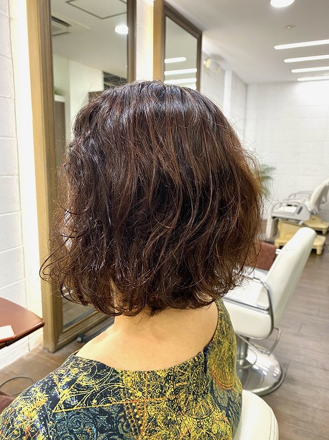 学芸大学美容室に,Hair Esthe Hi-Deはあります。学芸大学美容院にも、Hair Esthe Hi-Deはあります。Hair Esthe Hi-Deは目黒区学芸大学駅近くの美容室です。祐天寺美容室近くにも、Hair Esthe Hi-Deはあります。祐天寺美容院にも、Hair Esthe Hi-Deはあります。Hair Esthe Hi-Deは髪にやさしく、が綺麗に艶髪になります。Hair Esthe Hi-Deカットがとても上手いです。得にボブやショートスタイルが得意です。カラーも評判よく、ニューアマトラカラーがお客様に高評価です。オーガニックなヘアカラー　香草カラー色葉も人気です。パーマもとても上手く、　クリープパーマがお客様に高評価クリープパーマしながら、髪は綺麗になります。Hair Esthe Hi-Deは、オープンした2003年からヘッドスパ「クリームバスヘアエステ」を提供しています。ヘッドスパ「クリームバスヘアエステ」は、頭皮の汚れを落とし且つ頭皮の保湿効果もあり髪に栄養を与え、艶々になります。プレミアム髪質改善トリートメントで、「イオンコネクト・トリートメント」も大好評です。コロナ感染対策を万全にしております。新型コロナウイルス感染拡大防止を徹底して、お客様が安心して来店出来るようにしております。お客様同士が接触しないよう、サロン自体を個室的にしています。