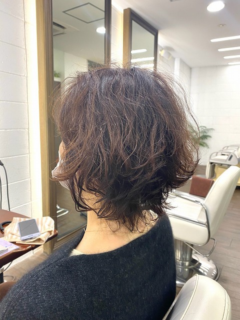 学芸大学美容室に,Hair Esthe Hi-Deはあります。学芸大学美容院にも、Hair Esthe Hi-Deはあります。Hair Esthe Hi-Deは目黒区学芸大学駅近くの美容室です。祐天寺美容室近くにも、Hair Esthe Hi-Deはあります。祐天寺美容院にも、Hair Esthe Hi-Deはあります。Hair Esthe Hi-Deは髪にやさしく、が綺麗に艶髪になります。Hair Esthe Hi-Deカットがとても上手いです。得にボブやショートスタイルが得意です。カラーも評判よく、ニューアマトラカラーがお客様に高評価です。オーガニックなヘアカラー　香草カラー色葉も人気です。パーマもとても上手く、　クリープパーマがお客様に高評価クリープパーマしながら、髪は綺麗になります。Hair Esthe Hi-Deは、オープンした2003年からヘッドスパ「クリームバスヘアエステ」を提供しています。ヘッドスパ「クリームバスヘアエステ」は、頭皮の汚れを落とし且つ頭皮の保湿効果もあり髪に栄養を与え、艶々になります。プレミアム髪質改善トリートメントで、「イオンコネクト・トリートメント」も大好評です。コロナ感染対策を万全にしております。新型コロナウイルス感染拡大防止を徹底して、お客様が安心して来店出来るようにしております。お客様同士が接触しないよう、サロン自体を個室的にしています。