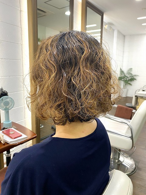 学芸大学美容室にHair Esthe Hi-Deは、あります。学芸大学美容院にも、Hair Esthe Hi-Deはあります。Hair Esthe Hi-Deは目黒区学芸大学駅近くの美容室です。祐天寺美容室近くにも、Hair Esthe Hi-Deはあります。祐天寺美容院にも、Hair Esthe Hi-Deはあります。Hair Esthe Hi-Deは髪にやさしく、が綺麗に艶髪になります。Hair Esthe Hi-Deカットがとても上手いです。得にボブやショートスタイルが得意です。カラーも評判よく、ニューアマトラカラーがお客様に高評価です。オーガニックなヘアカラー　香草カラー色葉も人気です。パーマもとても上手く、　クリープパーマがお客様に高評価クリープパーマしながら、髪は綺麗になります。Hair Esthe Hi-Deは、オープンした2003年からヘッドスパ「クリームバスヘアエステ」を提供しています。ヘッドスパ「クリームバスヘアエステ」は、頭皮の汚れを落とし且つ頭皮の保湿効果もあり髪に栄養を与え、艶々になります。プレミアム髪質改善トリートメントで、「イオンコネクト・トリートメント」も大好評です。コロナ感染対策を万全にしております。新型コロナウイルス感染拡大防止を徹底して、お客様が安心して来店出来るようにしております。お客様同士が接触しないよう、サロン自体を個室的にしています。