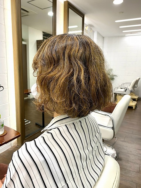 学芸大学美容室にHair Esthe Hi-Deは、あります。学芸大学美容院にも、Hair Esthe Hi-Deはあります。Hair Esthe Hi-Deは目黒区学芸大学駅近くの美容室です。Hair Esthe Hi-Deは目黒区学芸大学駅近くの美容院です。祐天寺美容室近くにも、Hair Esthe Hi-Deはあります。祐天寺美容院近くにも、Hair Esthe Hi-Deはあります。Hair Esthe Hi-Deは髪にやさしく、が綺麗に艶髪になります。Hair Esthe Hi-Deカットがとても上手いです。得にボブやショートスタイルが得意です。切りっぱなしボブやマッシュショート得意です。カラーも評判よく、ニューアマトラカラーがお客様に高評価です。白髪染めでなくヘアカラーで、綺麗に白髪も染まります。オーガニックなヘアカラー　香草カラー色葉も人気です。パーマもとても上手く、　クリープパーマがお客様に高評価クリープパーマしながら、髪は綺麗になります。Hair Esthe Hi-Deは、オープンした2003年からヘッドスパ「クリームバスヘアエステ」を提供しています。ヘッドスパ「クリームバスヘアエステ」は、頭皮の汚れを落とし且つ頭皮の保湿効果もあり髪に栄養を与え、艶々になります。プレミアム髪質改善トリートメントで、「イオンコネクト・トリートメント」も大好評です。コロナ感染対策を万全にしております。新型コロナウイルス感染拡大防止を徹底して、お客様が安心して来店出来るようにしております。お客様同士が接触しないよう、サロン自体を個室的にしています。