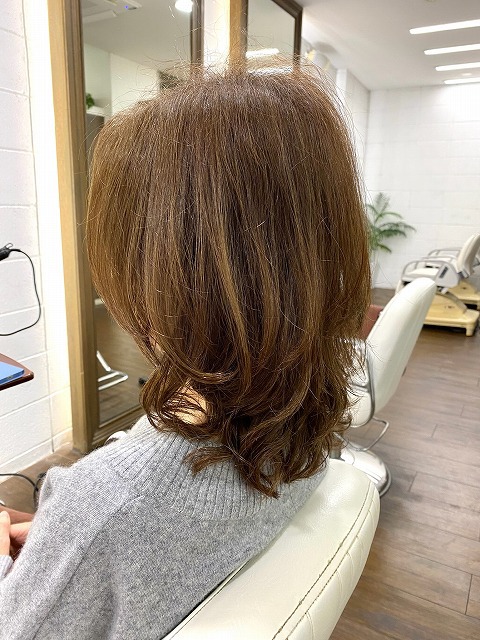 学芸大学美容室に、Hair Esthe Hi-Deは、あります。学芸大学美容院に、Hair Esthe Hi-Deはあります。Hair Esthe Hi-Deは目黒区学芸大学駅近くの美容室です。祐天寺美容室近くにも、Hair Esthe Hi-Deはあります。祐天寺美容院近くにも、Hair Esthe Hi-Deはあります。Hair Esthe Hi-Deは目黒区学芸大学駅近くの美容院です。Hair Esthe Hi-Deは髪にやさしく、が綺麗に艶髪になります。Hair Esthe Hi-Deカットがとても上手いです。得にボブやショートスタイルが得意で、スタイルがより立体的になります。なので立体感カットが、お客様に人気です。切りっぱなしボブやマッシュショートも得意です。カラーも評判よく、ニューアマトラカラーがお客様に高評価です。オーガニックなヘアカラー　香草カラー色葉も人気です。主に40代のお客様が多いです。40代ボブや40代ショートも得意です。脱白髪染めカラーも好評です。パーマもとても上手く、　クリープパーマがお客様に高評価クリープパーマしながら、髪は綺麗になります。Hair Esthe Hi-Deは、オープンした2003年からヘッドスパ「クリームバスヘアエステ」を提供しています。ヘッドスパ「クリームバスヘアエステ」は、頭皮の汚れを落とし且つ頭皮の保湿効果もあり髪に栄養を与え、艶々になります。プレミアム髪質改善トリートメントで、「イオンコネクト・トリートメント」も大好評です。コロナ感染対策を万全にしております。新型コロナウイルス感染拡大防止を徹底して、お客様が安心して来店出来るようにしております。お客様同士が接触しないよう、サロン自体を個室的にしています。