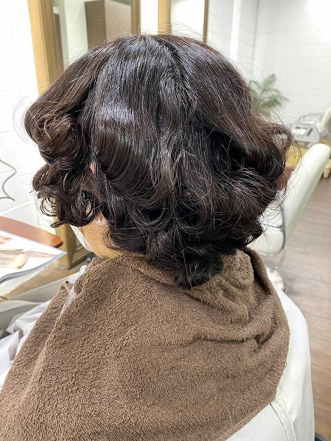 学芸大学美容室に、Hair Esthe Hi-Deは、あります。学芸大学美容院に、Hair Esthe Hi-Deはあります。Hair Esthe Hi-Deは目黒区学芸大学駅近くの美容室です。祐天寺美容室近くにも、Hair Esthe Hi-Deはあります。祐天寺美容院近くにも、Hair Esthe Hi-Deはあります。Hair Esthe Hi-Deは目黒区学芸大学駅近くの美容院です。Hair Esthe Hi-Deは髪にやさしく、が綺麗に艶髪になります。Hair Esthe Hi-Deカットがとても上手いです。得にボブやショートスタイルが得意で、スタイルがより立体的になります。なので立体感カットが、お客様に人気です。切りっぱなしボブやマッシュショートも得意です。カラーも評判よく、ニューアマトラカラーがお客様に高評価です。オーガニックなヘアカラー　香草カラー色葉も人気です。主に40代のお客様が多いです。40代ボブや40代ショートも得意です。脱白髪染めカラーも好評です。パーマもとても上手く、　クリープパーマがお客様に高評価クリープパーマしながら、髪は綺麗になります。Hair Esthe Hi-Deは、オープンした2003年からヘッドスパ「クリームバスヘアエステ」を提供しています。ヘッドスパ「クリームバスヘアエステ」は、頭皮の汚れを落とし且つ頭皮の保湿効果もあり髪に栄養を与え、艶々になります。プレミアム髪質改善トリートメントで、「イオンコネクト・トリートメント」も大好評です。コロナ感染対策を万全にしております。新型コロナウイルス感染拡大防止を徹底して、お客様が安心して来店出来るようにしております。お客様同士が接触しないよう、サロン自体を個室的にしています。