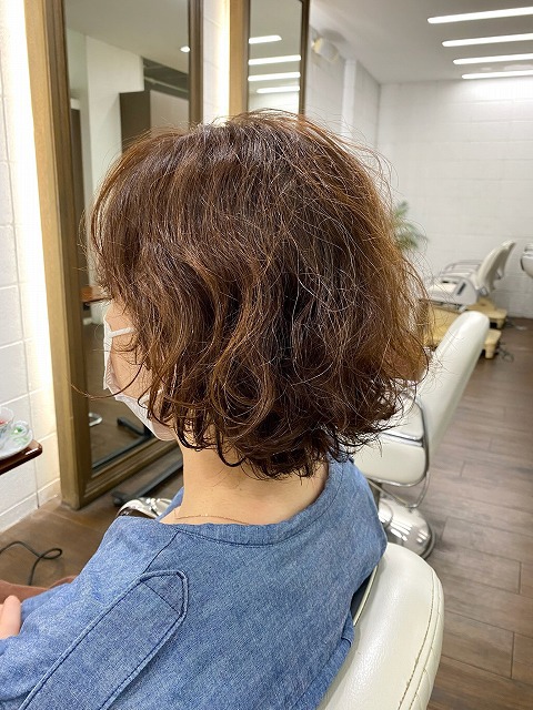 学芸大学美容室に、Hair Esthe Hi-Deは、あります。学芸大学美容院に、Hair Esthe Hi-Deはあります。Hair Esthe Hi-Deは目黒区学芸大学駅近くの美容室です。祐天寺美容室近くにも、Hair Esthe Hi-Deはあります。祐天寺美容院近くにも、Hair Esthe Hi-Deはあります。Hair Esthe Hi-Deは目黒区学芸大学駅近くの美容院です。Hair Esthe Hi-Deは髪にやさしく、が綺麗に艶髪になります。Hair Esthe Hi-Deカットがとても上手いです。得にボブやショートスタイルが得意で、スタイルがより立体的になります。なので立体感カットが、お客様に人気です。切りっぱなしボブやマッシュショートも得意です。カラーも評判よく、ニューアマトラカラーがお客様に高評価です。オーガニックなヘアカラー　香草カラー色葉も人気です。主に40代のお客様が多いです。40代ボブや40代ショートも得意です。脱白髪染めカラーも好評です。パーマもとても上手く、　クリープパーマがお客様に高評価クリープパーマしながら、髪は綺麗になります。Hair Esthe Hi-Deは、オープンした2003年からヘッドスパ「クリームバスヘアエステ」を提供しています。ヘッドスパ「クリームバスヘアエステ」は、頭皮の汚れを落とし且つ頭皮の保湿効果もあり髪に栄養を与え、艶々になります。プレミアム髪質改善トリートメントで、「イオンコネクト・トリートメント」も大好評です。コロナ感染対策を万全にしております。新型コロナウイルス感染拡大防止を徹底して、お客様が安心して来店出来るようにしております。お客様同士が接触しないよう、サロン自体を個室的にしています。