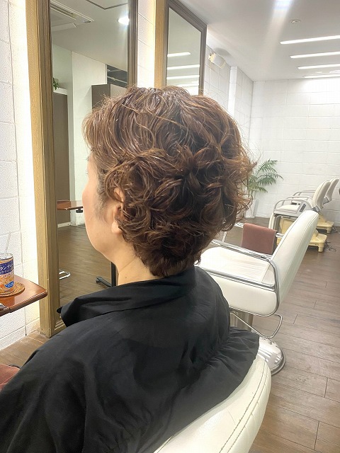 学芸大学美容室に、Hair Esthe Hi-Deは、あります。学芸大学美容院に、Hair Esthe Hi-Deはあります。Hair Esthe Hi-Deは目黒区学芸大学駅近くの美容室です。祐天寺美容室近くにも、Hair Esthe Hi-Deはあります。祐天寺美容院近くにも、Hair Esthe Hi-Deはあります。Hair Esthe Hi-Deは目黒区学芸大学駅近くの美容院です。Hair Esthe Hi-Deは髪にやさしく、が綺麗に艶髪になります。Hair Esthe Hi-Deカットがとても上手いです。得にボブやショートスタイルが得意で、スタイルがより立体的になります。なので立体感カットが、お客様に人気です。切りっぱなしボブやマッシュショートも得意です。カラーも評判よく、ニューアマトラカラーがお客様に高評価です。オーガニックなヘアカラー　香草カラー色葉も人気です。主に40代のお客様が多いです。40代ボブや40代ショートも得意です。脱白髪染めカラーも好評です。パーマもとても上手く、　クリープパーマがお客様に高評価クリープパーマしながら、髪は綺麗になります。Hair Esthe Hi-Deは、オープンした2003年からヘッドスパ「クリームバスヘアエステ」を提供しています。ヘッドスパ「クリームバスヘアエステ」は、頭皮の汚れを落とし且つ頭皮の保湿効果もあり髪に栄養を与え、艶々になります。プレミアム髪質改善トリートメントで、「イオンコネクト・トリートメント」も大好評です。コロナ感染対策を万全にしております。新型コロナウイルス感染拡大防止を徹底して、お客様が安心して来店出来るようにしております。お客様同士が接触しないよう、サロン自体を個室的にしています。