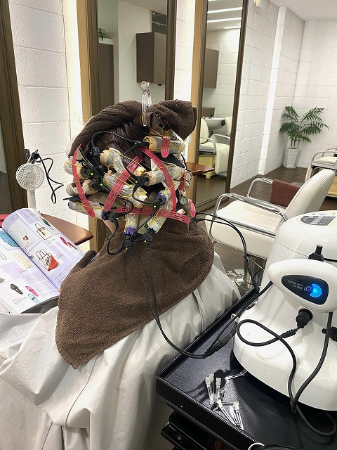 学芸大学美容室に、Hair Esthe Hi-Deは、あります。学芸大学美容院に、Hair Esthe Hi-Deはあります。Hair Esthe Hi-Deは目黒区学芸大学駅近くの美容室です。祐天寺美容室近くにも、Hair Esthe Hi-Deはあります。祐天寺美容院近くにも、Hair Esthe Hi-Deはあります。Hair Esthe Hi-Deは目黒区学芸大学駅近くの美容院です。Hair Esthe Hi-Deは髪にやさしく、が綺麗に艶髪になります。Hair Esthe Hi-Deカットがとても上手いです。得にボブやショートスタイルが得意で、スタイルがより立体的になります。なので立体感カットが、お客様に人気です。切りっぱなしボブやマッシュショートも得意です。カラーも評判よく、ニューアマトラカラーがお客様に高評価です。オーガニックなヘアカラー　香草カラー色葉も人気です。主に40代のお客様が多いです。40代ボブや40代ショートも得意です。脱白髪染めカラーも好評です。パーマもとても上手く、　クリープパーマがお客様に高評価クリープパーマしながら、髪は綺麗になります。Hair Esthe Hi-Deは、オープンした2003年からヘッドスパ「クリームバスヘアエステ」を提供しています。ヘッドスパ「クリームバスヘアエステ」は、頭皮の汚れを落とし且つ頭皮の保湿効果もあり髪に栄養を与え、艶々になります。プレミアム髪質改善トリートメントで、「イオンコネクト・トリートメント」も大好評です。コロナ感染対策を万全にしております。新型コロナウイルス感染拡大防止を徹底して、お客様が安心して来店出来るようにしております。お客様同士が接触しないよう、サロン自体を個室的にしています。