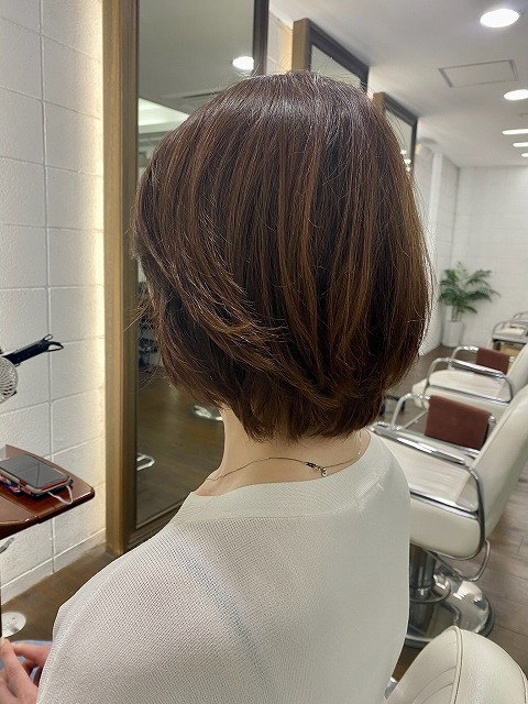 学芸大学 美容室に、Hair Esthe Hi-Deは、あります。学芸大学 美容院に、Hair Esthe Hi-Deはあります。Hair Esthe Hi-Deは目黒区学芸大学駅近くの美容室です。祐天寺 美容室近くにも、Hair Esthe Hi-Deはあります。祐天寺 美容院近くにも、Hair Esthe Hi-Deはあります。Hair Esthe Hi-Deは目黒区学芸大学駅近くの美容院です。Hair Esthe Hi-Deは髪にやさしく、が綺麗に艶髪になります。Hair Esthe Hi-Deカットがとても上手いです。得にボブやショートスタイルが得意で、スタイルがより立体的になります。なので立体感カットが、お客様に人気です。切りっぱなしボブやマッシュショートも得意です。カラーも評判よく、ニューアマトラカラーがお客様に高評価です。オーガニックなヘアカラー　香草カラー色葉も人気です。主に40代のお客様が多いです。50代のお客様も多いです。40代ボブや40代ショートも得意です。50代ボブや50代ショートもに人気があります。脱白髪染めカラーも好評です。パーマもとても上手く、　クリープパーマがお客様に高評価クリープパーマしながら、髪は綺麗になります。Hair Esthe Hi-Deは、オープンした2003年からヘッドスパ「クリームバスヘアエステ」を提供しています。ヘッドスパ「クリームバスヘアエステ」は、頭皮の汚れを落とし且つ頭皮の保湿効果もあり髪に栄養を与え、艶々になります。プレミアム髪質改善トリートメントで、「イオンコネクト・トリートメント」も大好評です。