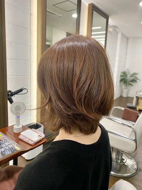 学芸大学美容室に、Hair Esthe Hi-Deは、あります。学芸大学美容院に、Hair Esthe Hi-Deはあります。Hair Esthe Hi-Deは目黒区学芸大学駅近くの美容室です。祐天寺美容室近くにも、Hair Esthe Hi-Deはあります。祐天寺美容院近くにも、Hair Esthe Hi-Deはあります。Hair Esthe Hi-Deは目黒区学芸大学駅近くの美容院です。Hair Esthe Hi-Deは髪にやさしく、が綺麗に艶髪になります。Hair Esthe Hi-Deカットがとても上手いです。得にボブやショートスタイルが得意で、スタイルがより立体的になります。なので立体感カットが、お客様に人気です。切りっぱなしボブやマッシュショートも得意です。カラーも評判よく、ニューアマトラカラーがお客様に高評価です。オーガニックなヘアカラー　香草カラー色葉も人気です。主に40代大人女性のお客様が多いです。40代ボブや40代ショートも得意です。50代大人女性も多いです脱白髪染めカラーも好評です。パーマもとても上手く、　クリープパーマがお客様に高評価クリープパーマしながら、髪は綺麗になります。Hair Esthe Hi-Deは、オープンした2003年からヘッドスパ「クリームバスヘアエステ」を提供しています。ヘッドスパ「クリームバスヘアエステ」は、頭皮の汚れを落とし且つ頭皮の保湿効果もあり髪に栄養を与え、艶々になります。プレミアム髪質改善トリートメントで、「イオンコネクト・トリートメント」も大好評です。