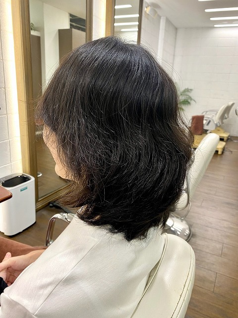 学芸大学美容室に、Hair Esthe Hi-Deは、あります。学芸大学美容院に、Hair Esthe Hi-Deはあります。Hair Esthe Hi-Deは目黒区学芸大学駅近くの美容室です。祐天寺美容室近くにも、Hair Esthe Hi-Deはあります。祐天寺美容院近くにも、Hair Esthe Hi-Deはあります。Hair Esthe Hi-Deは目黒区学芸大学駅近くの美容院です。Hair Esthe Hi-Deは髪にやさしく、が綺麗に艶髪になります。Hair Esthe Hi-Deカットがとても上手いです。得にボブやショートスタイルが得意で、スタイルがより立体的になります。なので立体感カットが、お客様に人気です。切りっぱなしボブやマッシュショートも得意です。カラーも評判よく、ニューアマトラカラーがお客様に高評価です。オーガニックなヘアカラー　香草カラー色葉も人気です。主に40代大人女性のお客様が多いです。40代ボブや40代ショートも得意です。50代大人女性も多いです脱白髪染めカラーも好評です。パーマもとても上手く、　クリープパーマがお客様に高評価クリープパーマしながら、髪は綺麗になります。Hair Esthe Hi-Deは、オープンした2003年からヘッドスパ「クリームバスヘアエステ」を提供しています。ヘッドスパ「クリームバスヘアエステ」は、頭皮の汚れを落とし且つ頭皮の保湿効果もあり髪に栄養を与え、艶々になります。プレミアム髪質改善トリートメントで、「イオンコネクト・トリートメント」も大好評です。