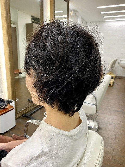 学芸大学美容室に、Hair Esthe Hi-Deは、あります。学芸大学美容院に、Hair Esthe Hi-Deはあります。Hair Esthe Hi-Deは目黒区学芸大学駅近くの美容室です。祐天寺美容室近くにも、Hair Esthe Hi-Deはあります。祐天寺美容院近くにも、Hair Esthe Hi-Deはあります。Hair Esthe Hi-Deは目黒区学芸大学駅近くの美容院です。Hair Esthe Hi-Deは髪にやさしく、が綺麗に艶髪になります。Hair Esthe Hi-Deカットがとても上手いです。得にボブやショートスタイルが得意で、スタイルがより立体的になります。なので立体感カットが、お客様に人気です。切りっぱなしボブやマッシュショートも得意です。カラーも評判よく、ニューアマトラカラーがお客様に高評価です。オーガニックなヘアカラー　香草カラー色葉も人気です。主に40代大人女性のお客様が多いです。40代ボブや40代ショートも得意です。50代大人女性も多いです脱白髪染めカラーも好評です。パーマもとても上手く、　クリープパーマがお客様に高評価クリープパーマしながら、髪は綺麗になります。Hair Esthe Hi-Deは、オープンした2003年からヘッドスパ「クリームバスヘアエステ」を提供しています。ヘッドスパ「クリームバスヘアエステ」は、頭皮の汚れを落とし且つ頭皮の保湿効果もあり髪に栄養を与え、艶々になります。プレミアム髪質改善トリートメントで、「イオンコネクト・トリートメント」も大好評です。