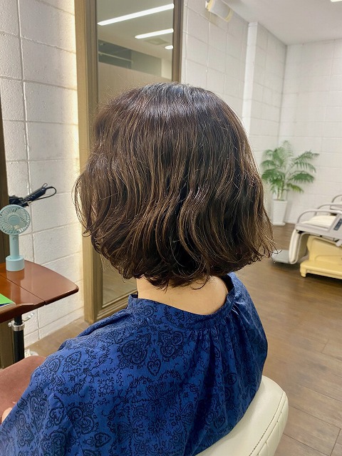 学芸大学美容室に、Hair Esthe Hi-Deは、あります。学芸大学美容院に、Hair Esthe Hi-Deはあります。Hair Esthe Hi-Deは目黒区学芸大学駅近くの美容室です。祐天寺美容室近くにも、Hair Esthe Hi-Deはあります。祐天寺美容院近くにも、Hair Esthe Hi-Deはあります。Hair Esthe Hi-Deは目黒区学芸大学駅近くの美容院です。Hair Esthe Hi-Deは髪にやさしく、が綺麗に艶髪になります。Hair Esthe Hi-Deカットがとても上手いです。得にボブやショートスタイルが得意で、スタイルがより立体的になります。なので立体感カットが、お客様に人気です。切りっぱなしボブやマッシュショートも得意です。カラーも評判よく、ニューアマトラカラーがお客様に高評価です。オーガニックなヘアカラー　香草カラー色葉も人気です。主に40代大人女性のお客様が多いです。40代ボブや40代ショートも得意です。50代大人女性も多いです脱白髪染めカラーも好評です。パーマもとても上手く、　クリープパーマがお客様に高評価クリープパーマしながら、髪は綺麗になります。Hair Esthe Hi-Deは、オープンした2003年からヘッドスパ「クリームバスヘアエステ」を提供しています。ヘッドスパ「クリームバスヘアエステ」は、頭皮の汚れを落とし且つ頭皮の保湿効果もあり髪に栄養を与え、艶々になります。プレミアム髪質改善トリートメントで、「イオンコネクト・トリートメント」も大好評です。