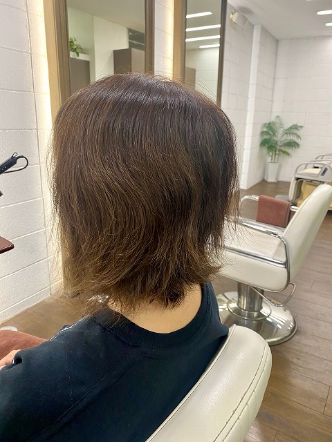 学芸大学美容室に、Hair Esthe Hi-Deは、あります。学芸大学美容院に、Hair Esthe Hi-Deはあります。Hair Esthe Hi-Deは目黒区学芸大学駅近くの美容室です。祐天寺美容室近くにも、Hair Esthe Hi-Deはあります。祐天寺美容院近くにも、Hair Esthe Hi-Deはあります。Hair Esthe Hi-Deは目黒区学芸大学駅近くの美容院です。Hair Esthe Hi-Deは髪にやさしく、が綺麗に艶髪になります。Hair Esthe Hi-Deカットがとても上手いです。得にボブやショートスタイルが得意で、スタイルがより立体的になります。なので立体感カットが、お客様に人気です。切りっぱなしボブやマッシュショートも得意です。カラーも評判よく、ニューアマトラカラーがお客様に高評価です。オーガニックなヘアカラー　香草カラー色葉も人気です。主に40代大人女性のお客様が多いです。40代ボブや40代ショートも得意です。50代大人女性も多いです脱白髪染めカラーも好評です。パーマもとても上手く、　クリープパーマがお客様に高評価クリープパーマしながら、髪は綺麗になります。Hair Esthe Hi-Deは、オープンした2003年からヘッドスパ「クリームバスヘアエステ」を提供しています。ヘッドスパ「クリームバスヘアエステ」は、頭皮の汚れを落とし且つ頭皮の保湿効果もあり髪に栄養を与え、艶々になります。プレミアム髪質改善トリートメントで、「イオンコネクト・トリートメント」も大好評です。