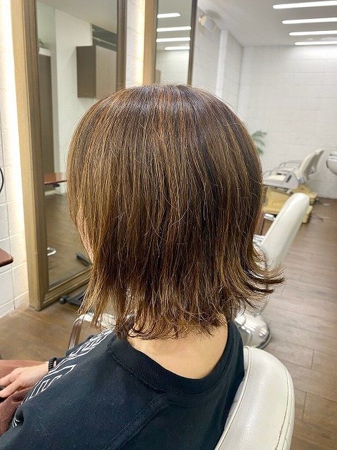 学芸大学美容室に、Hair Esthe Hi-Deは、あります。学芸大学美容院に、Hair Esthe Hi-Deはあります。Hair Esthe Hi-Deは目黒区学芸大学駅近くの美容室です。祐天寺美容室近くにも、Hair Esthe Hi-Deはあります。祐天寺美容院近くにも、Hair Esthe Hi-Deはあります。Hair Esthe Hi-Deは目黒区学芸大学駅近くの美容院です。Hair Esthe Hi-Deは髪にやさしく、が綺麗に艶髪になります。Hair Esthe Hi-Deカットがとても上手いです。得にボブやショートスタイルが得意で、スタイルがより立体的になります。なので立体感カットが、お客様に人気です。切りっぱなしボブやマッシュショートも得意です。カラーも評判よく、ニューアマトラカラーがお客様に高評価です。オーガニックなヘアカラー　香草カラー色葉も人気です。主に40代大人女性のお客様が多いです。40代ボブや40代ショートも得意です。50代大人女性も多いです脱白髪染めカラーも好評です。パーマもとても上手く、　クリープパーマがお客様に高評価クリープパーマしながら、髪は綺麗になります。Hair Esthe Hi-Deは、オープンした2003年からヘッドスパ「クリームバスヘアエステ」を提供しています。ヘッドスパ「クリームバスヘアエステ」は、頭皮の汚れを落とし且つ頭皮の保湿効果もあり髪に栄養を与え、艶々になります。プレミアム髪質改善トリートメントで、「イオンコネクト・トリートメント」も大好評です。