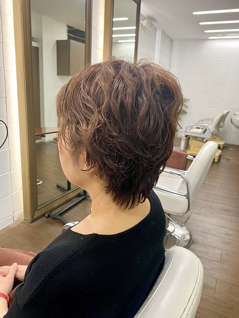 学芸大学美容室に、Hair Esthe Hi-Deは、あります。学芸大学美容院に、Hair Esthe Hi-Deはあります。Hair Esthe Hi-Deは目黒区学芸大学駅近くの美容室です。祐天寺美容室近くにも、Hair Esthe Hi-Deはあります。祐天寺美容院近くにも、Hair Esthe Hi-Deはあります。Hair Esthe Hi-Deは目黒区学芸大学駅近くの美容院です。Hair Esthe Hi-Deは髪にやさしく、が綺麗に艶髪になります。Hair Esthe Hi-Deカットがとても上手いです。得にボブやショートスタイルが得意で、スタイルがより立体的になります。なので立体感カットが、お客様に人気です。切りっぱなしボブやマッシュショートも得意です。カラーも評判よく、ニューアマトラカラーがお客様に高評価です。オーガニックなヘアカラー　香草カラー色葉も人気です。主に40代大人女性のお客様が多いです。40代ボブや40代ショートも得意です。50代大人女性も多いです脱白髪染めカラーも好評です。パーマもとても上手く、　クリープパーマがお客様に高評価クリープパーマしながら、髪は綺麗になります。Hair Esthe Hi-Deは、オープンした2003年からヘッドスパ「クリームバスヘアエステ」を提供しています。ヘッドスパ「クリームバスヘアエステ」は、頭皮の汚れを落とし且つ頭皮の保湿効果もあり髪に栄養を与え、艶々になります。プレミアム髪質改善トリートメントで、「イオンコネクト・トリートメント」も大好評です。