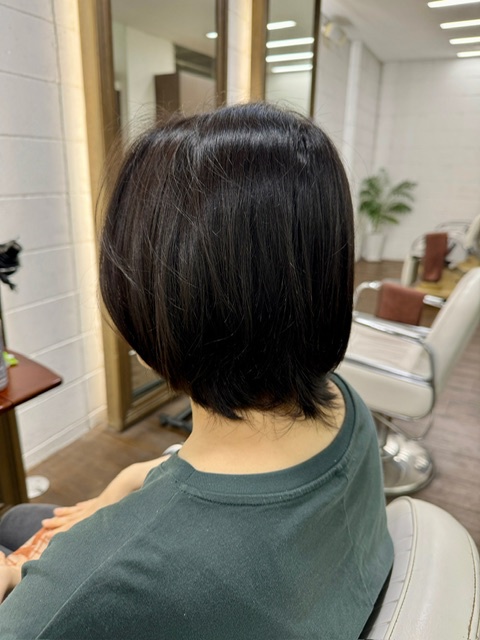 学芸大学美容室に、Hair Esthe Hi-Deは、あります。学芸大学美容院に、Hair Esthe Hi-Deはあります。Hair Esthe Hi-Deは目黒区学芸大学駅近くの美容室です。Hair Esthe Hi-Deは、東急東横線沿い駅近くの美容室です。Hair Esthe Hi-Deは、東急東横線沿い駅近くの美容院です。祐天寺美容室近くにも、Hair Esthe Hi-Deはあります。祐天寺美容院近くにも、Hair Esthe Hi-Deはあります。Hair Esthe Hi-Deは目黒区学芸大学駅近くの美容院です。Hair Esthe Hi-Deは髪にやさしく、が綺麗に艶髪になります。Hair Esthe Hi-Deカットがとても上手いです。得にボブやショートスタイルが得意で、スタイルがより立体的になります。なので立体感カットが、お客様に人気です。切りっぱなしボブやマッシュショートも得意です。カラーも評判よく、ニューアマトラカラーがお客様に高評価です。オーガニックなヘアカラー　香草カラー色葉も人気です。ヘアマニキュアも保湿があり好評です。主に40代大人女性のお客様が多いです。40代ボブや40代ショートも得意です。50代大人女性も多いです脱白髪染めカラーも好評です。パーマもとても上手く、　クリープパーマがお客様に高評価クリープパーマしながら、髪は綺麗になります。Hair Esthe Hi-Deは、オープンした2003年からヘッドスパ「クリームバスヘアエステ」を提供しています。ヘッドスパ「クリームバスヘアエステ」は、頭皮の汚れを落とし且つ頭皮の保湿効果もあり髪に栄養を与え、艶々になります。プレミアム髪質改善トリートメントで、「イオンコネクト・トリートメント」も大好評です。