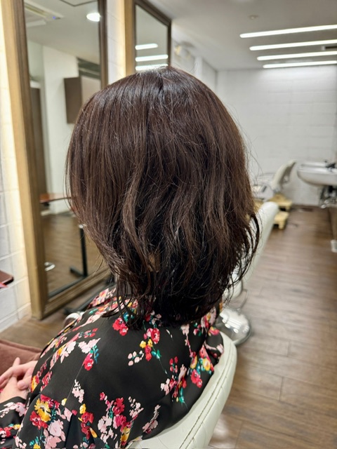 学芸大学美容室に、Hair Esthe Hi-Deは、あります。学芸大学美容院に、Hair Esthe Hi-Deはあります。Hair Esthe Hi-Deは目黒区学芸大学駅近くの美容室です。Hair Esthe Hi-Deは、東急東横線沿い駅近くの美容室です。Hair Esthe Hi-Deは、東急東横線沿い駅近くの美容院です。祐天寺美容室近くにも、Hair Esthe Hi-Deはあります。祐天寺美容院近くにも、Hair Esthe Hi-Deはあります。Hair Esthe Hi-Deは目黒区学芸大学駅近くの美容院です。Hair Esthe Hi-Deは髪にやさしく、が綺麗に艶髪になります。Hair Esthe Hi-Deカットがとても上手いです。得にボブやショートスタイルが得意で、スタイルがより立体的になります。なので立体感カットが、お客様に人気です。切りっぱなしボブやマッシュショートも得意です。カラーも評判よく、ニューアマトラカラーがお客様に高評価です。オーガニックなヘアカラー　香草カラー色葉も人気です。ヘアマニキュアも保湿があり好評です。主に40代大人女性のお客様が多いです。40代ボブや40代ショートも得意です。50代大人女性も多いです脱白髪染めカラーも好評です。パーマもとても上手く、　クリープパーマがお客様に高評価クリープパーマしながら、髪は綺麗になります。Hair Esthe Hi-Deは、オープンした2003年からヘッドスパ「クリームバスヘアエステ」を提供しています。ヘッドスパ「クリームバスヘアエステ」は、頭皮の汚れを落とし且つ頭皮の保湿効果もあり髪に栄養を与え、艶々になります。プレミアム髪質改善トリートメントで、「イオンコネクト・トリートメント」も大好評です。