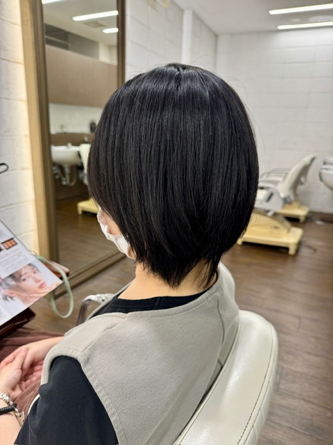 学芸大学美容室に、Hair Esthe Hi-Deは、あります。学芸大学美容院に、Hair Esthe Hi-Deはあります。Hair Esthe Hi-Deは目黒区学芸大学駅近くの美容室です。Hair Esthe Hi-Deは、東急東横線沿い駅近くの美容室です。Hair Esthe Hi-Deは、東急東横線沿い駅近くの美容院です。祐天寺美容室近くにも、Hair Esthe Hi-Deはあります。祐天寺美容院近くにも、Hair Esthe Hi-Deはあります。Hair Esthe Hi-Deは目黒区学芸大学駅近くの美容院です。Hair Esthe Hi-Deは髪にやさしく、が綺麗に艶髪になります。Hair Esthe Hi-Deカットがとても上手いです。得にボブやショートスタイルが得意で、スタイルがより立体的になります。なので立体感カットが、お客様に人気です。切りっぱなしボブやマッシュショートも得意です。カラーも評判よく、ニューアマトラカラーがお客様に高評価です。オーガニックなヘアカラー　香草カラー色葉も人気です。ヘアマニキュアも保湿があり好評です。主に40代大人女性のお客様が多いです。40代ボブや40代ショートも得意です。50代大人女性も多いです脱白髪染めカラーも好評です。パーマもとても上手く、　クリープパーマがお客様に高評価クリープパーマしながら、髪は綺麗になります。Hair Esthe Hi-Deは、オープンした2003年からヘッドスパ「クリームバスヘアエステ」を提供しています。ヘッドスパ「クリームバスヘアエステ」は、頭皮の汚れを落とし且つ頭皮の保湿効果もあり髪に栄養を与え、艶々になります。プレミアム髪質改善トリートメントで、「イオンコネクト・トリートメント」も大好評です。