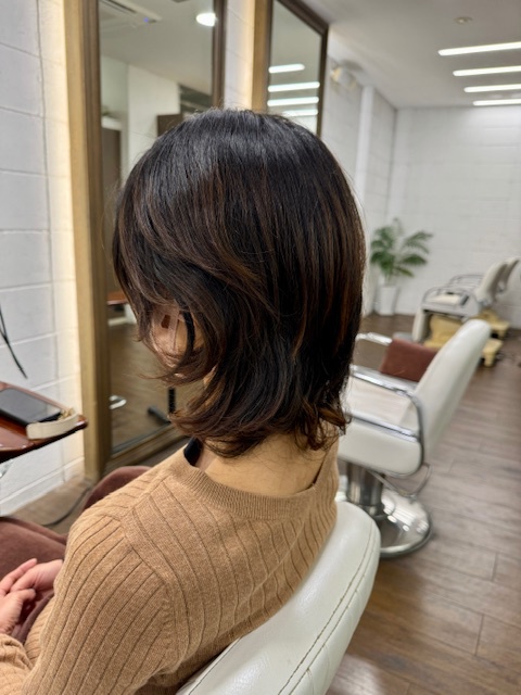 学芸大学美容室に、Hair Esthe Hi-Deは、あります。学芸大学美容院に、Hair Esthe Hi-Deはあります。Hair Esthe Hi-Deは目黒区学芸大学駅近くの美容室です。Hair Esthe Hi-Deは、東急東横線沿い駅近くの美容室です。Hair Esthe Hi-Deは、東急東横線沿い駅近くの美容院です。祐天寺美容室近くにも、Hair Esthe Hi-Deはあります。祐天寺美容院近くにも、Hair Esthe Hi-Deはあります。Hair Esthe Hi-Deは目黒区学芸大学駅近くの美容院です。Hair Esthe Hi-Deは髪にやさしく、が綺麗に艶髪になります。Hair Esthe Hi-Deカットがとても上手いです。得にボブやショートスタイルが得意で、スタイルがより立体的になります。なので立体感カットが、お客様に人気です。切りっぱなしボブやマッシュショートも得意です。カラーも評判よく、ニューアマトラカラーがお客様に高評価です。オーガニックなヘアカラー　香草カラー色葉も人気です。ヘアマニキュアも保湿があり好評です。主に40代大人女性のお客様が多いです。40代ボブや40代ショートも得意です。50代大人女性も多いです脱白髪染めカラーも好評です。パーマもとても上手く、　クリープパーマがお客様に高評価クリープパーマしながら、髪は綺麗になります。Hair Esthe Hi-Deは、オープンした2003年からヘッドスパ「クリームバスヘアエステ」を提供しています。ヘッドスパ「クリームバスヘアエステ」は、頭皮の汚れを落とし且つ頭皮の保湿効果もあり髪に栄養を与え、艶々になります。プレミアム髪質改善トリートメントで、「イオンコネクト・トリートメント」も大好評です。