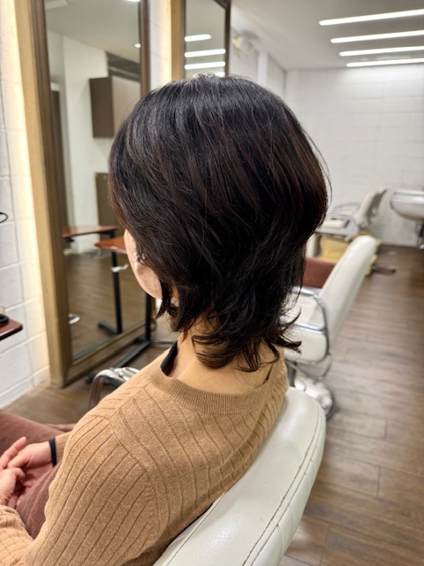 学芸大学美容室に、Hair Esthe Hi-Deは、あります。学芸大学美容院に、Hair Esthe Hi-Deはあります。Hair Esthe Hi-Deは目黒区学芸大学駅近くの美容室です。Hair Esthe Hi-Deは、東急東横線沿い駅近くの美容室です。Hair Esthe Hi-Deは、東急東横線沿い駅近くの美容院です。祐天寺美容室近くにも、Hair Esthe Hi-Deはあります。祐天寺美容院近くにも、Hair Esthe Hi-Deはあります。Hair Esthe Hi-Deは目黒区学芸大学駅近くの美容院です。Hair Esthe Hi-Deは髪にやさしく、が綺麗に艶髪になります。Hair Esthe Hi-Deカットがとても上手いです。得にボブやショートスタイルが得意で、スタイルがより立体的になります。なので立体感カットが、お客様に人気です。切りっぱなしボブやマッシュショートも得意です。カラーも評判よく、ニューアマトラカラーがお客様に高評価です。オーガニックなヘアカラー　香草カラー色葉も人気です。ヘアマニキュアも保湿があり好評です。主に40代大人女性のお客様が多いです。40代ボブや40代ショートも得意です。50代大人女性も多いです脱白髪染めカラーも好評です。パーマもとても上手く、　クリープパーマがお客様に高評価クリープパーマしながら、髪は綺麗になります。Hair Esthe Hi-Deは、オープンした2003年からヘッドスパ「クリームバスヘアエステ」を提供しています。ヘッドスパ「クリームバスヘアエステ」は、頭皮の汚れを落とし且つ頭皮の保湿効果もあり髪に栄養を与え、艶々になります。プレミアム髪質改善トリートメントで、「イオンコネクト・トリートメント」も大好評です。