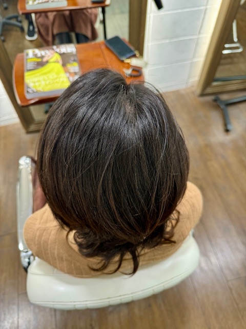 学芸大学美容室に、Hair Esthe Hi-Deは、あります。学芸大学美容院に、Hair Esthe Hi-Deはあります。Hair Esthe Hi-Deは目黒区学芸大学駅近くの美容室です。Hair Esthe Hi-Deは、東急東横線沿い駅近くの美容室です。Hair Esthe Hi-Deは、東急東横線沿い駅近くの美容院です。祐天寺美容室近くにも、Hair Esthe Hi-Deはあります。祐天寺美容院近くにも、Hair Esthe Hi-Deはあります。Hair Esthe Hi-Deは目黒区学芸大学駅近くの美容院です。Hair Esthe Hi-Deは髪にやさしく、が綺麗に艶髪になります。Hair Esthe Hi-Deカットがとても上手いです。得にボブやショートスタイルが得意で、スタイルがより立体的になります。なので立体感カットが、お客様に人気です。切りっぱなしボブやマッシュショートも得意です。カラーも評判よく、ニューアマトラカラーがお客様に高評価です。オーガニックなヘアカラー　香草カラー色葉も人気です。ヘアマニキュアも保湿があり好評です。主に40代大人女性のお客様が多いです。40代ボブや40代ショートも得意です。50代大人女性も多いです脱白髪染めカラーも好評です。パーマもとても上手く、　クリープパーマがお客様に高評価クリープパーマしながら、髪は綺麗になります。Hair Esthe Hi-Deは、オープンした2003年からヘッドスパ「クリームバスヘアエステ」を提供しています。ヘッドスパ「クリームバスヘアエステ」は、頭皮の汚れを落とし且つ頭皮の保湿効果もあり髪に栄養を与え、艶々になります。プレミアム髪質改善トリートメントで、「イオンコネクト・トリートメント」も大好評です。