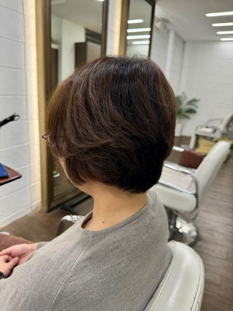 学芸大学美容室に、Hair Esthe Hi-Deは、あります。学芸大学美容院に、Hair Esthe Hi-Deはあります。Hair Esthe Hi-Deは目黒区学芸大学駅近くの美容室です。Hair Esthe Hi-Deは、東急東横線沿い駅近くの美容室です。Hair Esthe Hi-Deは、東急東横線沿い駅近くの美容院です。祐天寺美容室近くにも、Hair Esthe Hi-Deはあります。祐天寺美容院近くにも、Hair Esthe Hi-Deはあります。Hair Esthe Hi-Deは目黒区学芸大学駅近くの美容院です。Hair Esthe Hi-Deは髪にやさしく、が綺麗に艶髪になります。Hair Esthe Hi-Deカットがとても上手いです。得にボブやショートスタイルが得意で、スタイルがより立体的になります。なので立体感カットが、お客様に人気です。切りっぱなしボブやマッシュショートも得意です。カラーも評判よく、ニューアマトラカラーがお客様に高評価です。オーガニックなヘアカラー　香草カラー色葉も人気です。ヘアマニキュアも保湿があり好評です。主に40代大人女性のお客様が多いです。40代ボブや40代ショートも得意です。50代大人女性も多いです脱白髪染めカラーも好評です。パーマもとても上手く、　クリープパーマがお客様に高評価クリープパーマしながら、髪は綺麗になります。Hair Esthe Hi-Deは、オープンした2003年からヘッドスパ「クリームバスヘアエステ」を提供しています。ヘッドスパ「クリームバスヘアエステ」は、頭皮の汚れを落とし且つ頭皮の保湿効果もあり髪に栄養を与え、艶々になります。プレミアム髪質改善トリートメントで、「イオンコネクト・トリートメント」も大好評です。