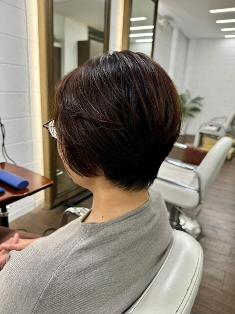 学芸大学美容室に、Hair Esthe Hi-Deは、あります。学芸大学美容院に、Hair Esthe Hi-Deはあります。Hair Esthe Hi-Deは目黒区学芸大学駅近くの美容室です。Hair Esthe Hi-Deは、東急東横線沿い駅近くの美容室です。Hair Esthe Hi-Deは、東急東横線沿い駅近くの美容院です。祐天寺美容室近くにも、Hair Esthe Hi-Deはあります。祐天寺美容院近くにも、Hair Esthe Hi-Deはあります。Hair Esthe Hi-Deは目黒区学芸大学駅近くの美容院です。Hair Esthe Hi-Deは髪にやさしく、が綺麗に艶髪になります。Hair Esthe Hi-Deカットがとても上手いです。得にボブやショートスタイルが得意で、スタイルがより立体的になります。なので立体感カットが、お客様に人気です。切りっぱなしボブやマッシュショートも得意です。カラーも評判よく、ニューアマトラカラーがお客様に高評価です。オーガニックなヘアカラー　香草カラー色葉も人気です。ヘアマニキュアも保湿があり好評です。主に40代大人女性のお客様が多いです。40代ボブや40代ショートも得意です。50代大人女性も多いです脱白髪染めカラーも好評です。パーマもとても上手く、　クリープパーマがお客様に高評価クリープパーマしながら、髪は綺麗になります。Hair Esthe Hi-Deは、オープンした2003年からヘッドスパ「クリームバスヘアエステ」を提供しています。ヘッドスパ「クリームバスヘアエステ」は、頭皮の汚れを落とし且つ頭皮の保湿効果もあり髪に栄養を与え、艶々になります。プレミアム髪質改善トリートメントで、「イオンコネクト・トリートメント」も大好評です。