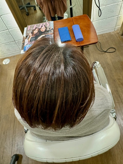 学芸大学美容室に、Hair Esthe Hi-Deは、あります。学芸大学美容院に、Hair Esthe Hi-Deはあります。Hair Esthe Hi-Deは目黒区学芸大学駅近くの美容室です。Hair Esthe Hi-Deは、東急東横線沿い駅近くの美容室です。Hair Esthe Hi-Deは、東急東横線沿い駅近くの美容院です。祐天寺美容室近くにも、Hair Esthe Hi-Deはあります。祐天寺美容院近くにも、Hair Esthe Hi-Deはあります。Hair Esthe Hi-Deは目黒区学芸大学駅近くの美容院です。Hair Esthe Hi-Deは髪にやさしく、が綺麗に艶髪になります。Hair Esthe Hi-Deカットがとても上手いです。得にボブやショートスタイルが得意で、スタイルがより立体的になります。なので立体感カットが、お客様に人気です。切りっぱなしボブやマッシュショートも得意です。カラーも評判よく、ニューアマトラカラーがお客様に高評価です。オーガニックなヘアカラー　香草カラー色葉も人気です。ヘアマニキュアも保湿があり好評です。主に40代大人女性のお客様が多いです。40代ボブや40代ショートも得意です。50代大人女性も多いです脱白髪染めカラーも好評です。パーマもとても上手く、　クリープパーマがお客様に高評価クリープパーマしながら、髪は綺麗になります。Hair Esthe Hi-Deは、オープンした2003年からヘッドスパ「クリームバスヘアエステ」を提供しています。ヘッドスパ「クリームバスヘアエステ」は、頭皮の汚れを落とし且つ頭皮の保湿効果もあり髪に栄養を与え、艶々になります。プレミアム髪質改善トリートメントで、「イオンコネクト・トリートメント」も大好評です。