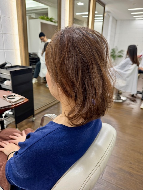 学芸大学美容室に、Hair Esthe Hi-Deは、あります。学芸大学美容院に、Hair Esthe Hi-Deはあります。Hair Esthe Hi-Deは目黒区学芸大学駅近くの美容室です。Hair Esthe Hi-Deは、東急東横線沿い駅近くの美容室です。Hair Esthe Hi-Deは、東急東横線沿い駅近くの美容院です。祐天寺美容室近くにも、Hair Esthe Hi-Deはあります。祐天寺美容院近くにも、Hair Esthe Hi-Deはあります。Hair Esthe Hi-Deは目黒区学芸大学駅近くの美容院です。Hair Esthe Hi-Deは髪にやさしく、が綺麗に艶髪になります。Hair Esthe Hi-Deカットがとても上手いです。得にボブやショートスタイルが得意で、スタイルがより立体的になります。なので立体感カットが、お客様に人気です。切りっぱなしボブやマッシュショートも得意です。カラーも評判よく、ニューアマトラカラーがお客様に高評価です。オーガニックなヘアカラー　香草カラー色葉も人気です。ヘアマニキュアも保湿があり好評です。主に40代大人女性のお客様が多いです。40代ボブや40代ショートも得意です。50代大人女性も多いです脱白髪染めカラーも好評です。パーマもとても上手く、　クリープパーマがお客様に高評価クリープパーマしながら、髪は綺麗になります。Hair Esthe Hi-Deは、オープンした2003年からヘッドスパ「クリームバスヘアエステ」を提供しています。ヘッドスパ「クリームバスヘアエステ」は、頭皮の汚れを落とし且つ頭皮の保湿効果もあり髪に栄養を与え、艶々になります。プレミアム髪質改善トリートメントで、「イオンコネクト・トリートメント」も大好評です。