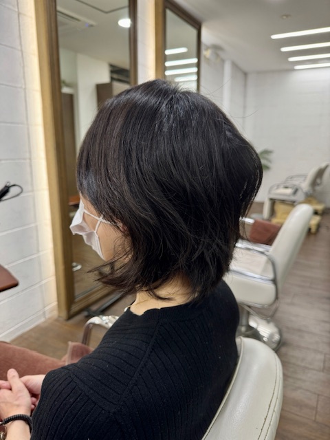 学芸大学美容室に、Hair Esthe Hi-Deは、あります。学芸大学美容院に、Hair Esthe Hi-Deはあります。Hair Esthe Hi-Deは目黒区学芸大学駅近くの美容室です。Hair Esthe Hi-Deは、東急東横線沿い駅近くの美容室です。Hair Esthe Hi-Deは、東急東横線沿い駅近くの美容院です。祐天寺美容室近くにも、Hair Esthe Hi-Deはあります。祐天寺美容院近くにも、Hair Esthe Hi-Deはあります。Hair Esthe Hi-Deは目黒区学芸大学駅近くの美容院です。Hair Esthe Hi-Deは髪にやさしく、が綺麗に艶髪になります。Hair Esthe Hi-Deカットがとても上手いです。得にボブやショートスタイルが得意で、スタイルがより立体的になります。なので立体感カットが、お客様に人気です。切りっぱなしボブやマッシュショートも得意です。カラーも評判よく、ニューアマトラカラーがお客様に高評価です。オーガニックなヘアカラー　香草カラー色葉も人気です。ヘアマニキュアも保湿があり好評です。主に40代大人女性のお客様が多いです。40代ボブや40代ショートも得意です。50代大人女性も多いです脱白髪染めカラーも好評です。パーマもとても上手く、　クリープパーマがお客様に高評価クリープパーマしながら、髪は綺麗になります。Hair Esthe Hi-Deは、オープンした2003年からヘッドスパ「クリームバスヘアエステ」を提供しています。ヘッドスパ「クリームバスヘアエステ」は、頭皮の汚れを落とし且つ頭皮の保湿効果もあり髪に栄養を与え、艶々になります。プレミアム髪質改善トリートメントで、「イオンコネクト・トリートメント」も大好評です。