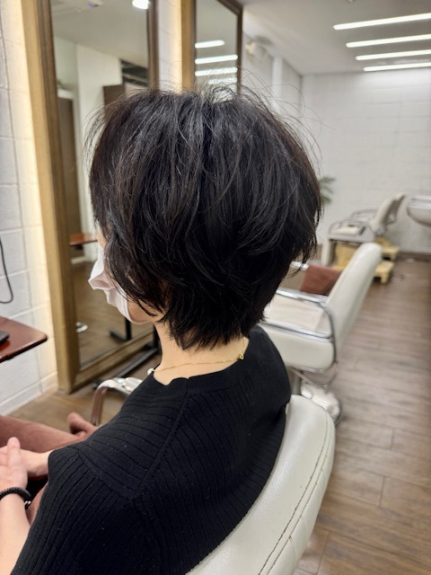 学芸大学美容室に、Hair Esthe Hi-Deは、あります。学芸大学美容院に、Hair Esthe Hi-Deはあります。Hair Esthe Hi-Deは目黒区学芸大学駅近くの美容室です。Hair Esthe Hi-Deは、東急東横線沿い駅近くの美容室です。Hair Esthe Hi-Deは、東急東横線沿い駅近くの美容院です。祐天寺美容室近くにも、Hair Esthe Hi-Deはあります。祐天寺美容院近くにも、Hair Esthe Hi-Deはあります。Hair Esthe Hi-Deは目黒区学芸大学駅近くの美容院です。Hair Esthe Hi-Deは髪にやさしく、が綺麗に艶髪になります。Hair Esthe Hi-Deカットがとても上手いです。得にボブやショートスタイルが得意で、スタイルがより立体的になります。なので立体感カットが、お客様に人気です。切りっぱなしボブやマッシュショートも得意です。カラーも評判よく、ニューアマトラカラーがお客様に高評価です。オーガニックなヘアカラー　香草カラー色葉も人気です。ヘアマニキュアも保湿があり好評です。主に40代大人女性のお客様が多いです。40代ボブや40代ショートも得意です。50代大人女性も多いです脱白髪染めカラーも好評です。パーマもとても上手く、　クリープパーマがお客様に高評価クリープパーマしながら、髪は綺麗になります。Hair Esthe Hi-Deは、オープンした2003年からヘッドスパ「クリームバスヘアエステ」を提供しています。ヘッドスパ「クリームバスヘアエステ」は、頭皮の汚れを落とし且つ頭皮の保湿効果もあり髪に栄養を与え、艶々になります。プレミアム髪質改善トリートメントで、「イオンコネクト・トリートメント」も大好評です。