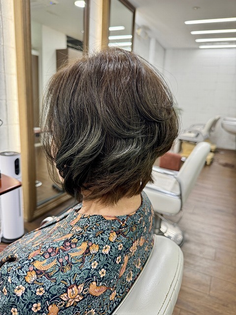 学芸大学 美容室に、Hair Esthe Hi-Deは、あります。学芸大学 美容院に、Hair Esthe Hi-Deはあります。Hair Esthe Hi-Deは目黒区学芸大学駅近くの美容院です。Hair Esthe Hi-Deは目黒区学芸大学駅近くの美容室です。祐天寺美容室近くにも、Hair Esthe Hi-Deはあります。祐天寺美容院近くにも、Hair Esthe Hi-Deはあります。Hair Esthe Hi-Deは髪にやさしく、が綺麗に艶髪になります。Hair Esthe Hi-Deは、カットがとても上手いです。Hair Esthe Hi-Deは、オシャレです。学芸大 美容院 Hair Esthe Hi-Deは、とても人気があります。学芸大 美容室 Hair Esthe Hi-Deは、40代50代60代女性に人気があります。得にボブやショートスタイルが得意で、スタイルがより立体的になります。なので立体感カットが、お客様に人気です。切りっぱなしボブカやマッシュショートも上手いです。なのでショートカットも上手いです。もちろんボブカットも上手いです。カラーも評判よく、ニューアマトラカラーがお客様に高評価です。オーガニックなヘアカラー 香草カラー色葉も人気です。ヘアマニキュアも保湿があり好評です。40代大人女性のお客様が多いです。40代ボブや40代ショートも得意です。50代大人女性も多いです、50代ボブや50代ショートも得意です。50代女性のカットは全般的に得意です。脱白髪染めハイライトカラーも好評です。60代大人女性も多いです。60代女性のカットも得意ですし、上手いと言われます。パーマもとても上手く、 クリープパーマがお客様に高評価クリープパーマしながら、髪は綺麗になります。男性のお客様もいらっしゃいます。男性のお客様は2割位です。Hair Esthe Hi-Deは、オープンした2003年からヘッドスパ「クリームバスヘアエステ」を提供しています。ヘッドスパ「クリームバスヘアエステ」は、頭皮の汚れを落とし且つ頭皮の保湿効果もあり髪に栄養を与え、艶々になります。プレミアム髪質改善トリートメントも大好評です。