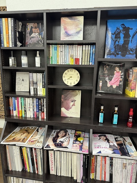 学芸大学 美容室に、Hair Esthe Hi-Deは、あります。学芸大学 美容院に、Hair Esthe Hi-Deはあります。Hair Esthe Hi-Deは目黒区学芸大学駅近くの美容院です。Hair Esthe Hi-Deは目黒区学芸大学駅近くの美容室です。祐天寺美容室近くにも、Hair Esthe Hi-Deはあります。祐天寺美容院近くにも、Hair Esthe Hi-Deはあります。Hair Esthe Hi-Deは髪にやさしく、が綺麗に艶髪になります。Hair Esthe Hi-Deは、カットがとても上手いです。Hair Esthe Hi-Deは、オシャレです。学芸大 美容院 Hair Esthe Hi-Deは、とても人気があります。学芸大 美容室 Hair Esthe Hi-Deは、40代50代60代女性に人気があります。得にボブやショートスタイルが得意で、スタイルがより立体的になります。なので立体感カットが、お客様に人気です。切りっぱなしボブカやマッシュショートも上手いです。なのでショートカットも上手いです。もちろんボブカットも上手いです。カラーも評判よく、ニューアマトラカラーがお客様に高評価です。オーガニックなヘアカラー 香草カラー色葉も人気です。ヘアマニキュアも保湿があり好評です。40代大人女性のお客様が多いです。40代ボブや40代ショートも得意です。50代大人女性も多いです、50代ボブや50代ショートも得意です。50代女性のカットは全般的に得意です。脱白髪染めハイライトカラーも好評です。60代大人女性も多いです。60代女性のカットも得意ですし、上手いと言われます。パーマもとても上手く、 クリープパーマがお客様に高評価クリープパーマしながら、髪は綺麗になります。男性のお客様もいらっしゃいます。男性のお客様は2割位です。Hair Esthe Hi-Deは、オープンした2003年からヘッドスパ「クリームバスヘアエステ」を提供しています。ヘッドスパ「クリームバスヘアエステ」は、頭皮の汚れを落とし且つ頭皮の保湿効果もあり髪に栄養を与え、艶々になります。プレミアム髪質改善トリートメントも大好評です。
