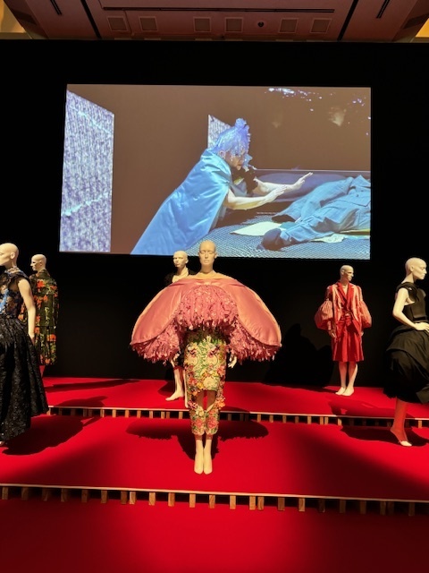 学芸大学 美容室に、Hair Esthe Hi-Deは、あります。学芸大学 美容院に、Hair Esthe Hi-Deはあります。Hair Esthe Hi-Deは目黒区学芸大学駅近くの美容院です。Hair Esthe Hi-Deは目黒区学芸大学駅近くの美容室です。祐天寺美容室近くにも、Hair Esthe Hi-Deはあります。祐天寺美容院近くにも、Hair Esthe Hi-Deはあります。Hair Esthe Hi-Deは髪にやさしく、が綺麗に艶髪になります。Hair Esthe Hi-Deは、カットがとても上手いです。Hair Esthe Hi-Deは、オシャレです。学芸大 美容院 Hair Esthe Hi-Deは、とても人気があります。学芸大 美容室 Hair Esthe Hi-Deは、40代50代60代女性に人気があります。得にボブやショートスタイルが得意で、スタイルがより立体的になります。なので立体感カットが、お客様に人気です。切りっぱなしボブカやマッシュショートも上手いです。なのでショートカットも上手いです。もちろんボブカットも上手いです。カラーも評判よく、ニューアマトラカラーがお客様に高評価です。オーガニックなヘアカラー 香草カラー色葉も人気です。ヘアマニキュアも保湿があり好評です。40代大人女性のお客様が多いです。40代ボブや40代ショートも得意です。50代大人女性も多いです、50代ボブや50代ショートも得意です。50代女性のカットは全般的に得意です。脱白髪染めハイライトカラーも好評です。60代大人女性も多いです。60代女性のカットも得意ですし、上手いと言われます。パーマもとても上手く、 クリープパーマがお客様に高評価クリープパーマしながら、髪は綺麗になります。男性のお客様もいらっしゃいます。男性のお客様は2割位です。Hair Esthe Hi-Deは、オープンした2003年からヘッドスパ「クリームバスヘアエステ」を提供しています。ヘッドスパ「クリームバスヘアエステ」は、頭皮の汚れを落とし且つ頭皮の保湿効果もあり髪に栄養を与え、艶々になります。プレミアム髪質改善トリートメントも大好評です
