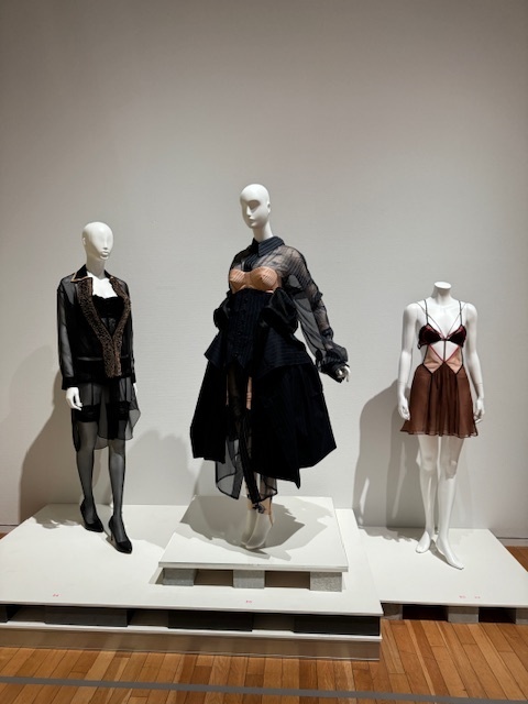 学芸大学 美容室に、Hair Esthe Hi-Deは、あります。学芸大学 美容院に、Hair Esthe Hi-Deはあります。Hair Esthe Hi-Deは目黒区学芸大学駅近くの美容院です。Hair Esthe Hi-Deは目黒区学芸大学駅近くの美容室です。祐天寺美容室近くにも、Hair Esthe Hi-Deはあります。祐天寺美容院近くにも、Hair Esthe Hi-Deはあります。Hair Esthe Hi-Deは髪にやさしく、が綺麗に艶髪になります。Hair Esthe Hi-Deは、カットがとても上手いです。Hair Esthe Hi-Deは、オシャレです。学芸大 美容院 Hair Esthe Hi-Deは、とても人気があります。学芸大 美容室 Hair Esthe Hi-Deは、40代50代60代女性に人気があります。得にボブやショートスタイルが得意で、スタイルがより立体的になります。なので立体感カットが、お客様に人気です。切りっぱなしボブカやマッシュショートも上手いです。なのでショートカットも上手いです。もちろんボブカットも上手いです。カラーも評判よく、ニューアマトラカラーがお客様に高評価です。オーガニックなヘアカラー 香草カラー色葉も人気です。ヘアマニキュアも保湿があり好評です。40代大人女性のお客様が多いです。40代ボブや40代ショートも得意です。50代大人女性も多いです、50代ボブや50代ショートも得意です。50代女性のカットは全般的に得意です。脱白髪染めハイライトカラーも好評です。60代大人女性も多いです。60代女性のカットも得意ですし、上手いと言われます。パーマもとても上手く、 クリープパーマがお客様に高評価クリープパーマしながら、髪は綺麗になります。男性のお客様もいらっしゃいます。男性のお客様は2割位です。Hair Esthe Hi-Deは、オープンした2003年からヘッドスパ「クリームバスヘアエステ」を提供しています。ヘッドスパ「クリームバスヘアエステ」は、頭皮の汚れを落とし且つ頭皮の保湿効果もあり髪に栄養を与え、艶々になります。プレミアム髪質改善トリートメントも大好評です