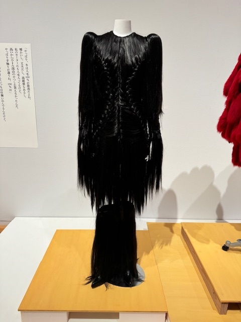 学芸大学 美容室に、Hair Esthe Hi-Deは、あります。学芸大学 美容院に、Hair Esthe Hi-Deはあります。Hair Esthe Hi-Deは目黒区学芸大学駅近くの美容院です。Hair Esthe Hi-Deは目黒区学芸大学駅近くの美容室です。祐天寺美容室近くにも、Hair Esthe Hi-Deはあります。祐天寺美容院近くにも、Hair Esthe Hi-Deはあります。Hair Esthe Hi-Deは髪にやさしく、が綺麗に艶髪になります。Hair Esthe Hi-Deは、カットがとても上手いです。Hair Esthe Hi-Deは、オシャレです。学芸大 美容院 Hair Esthe Hi-Deは、とても人気があります。学芸大 美容室 Hair Esthe Hi-Deは、40代50代60代女性に人気があります。得にボブやショートスタイルが得意で、スタイルがより立体的になります。なので立体感カットが、お客様に人気です。切りっぱなしボブカやマッシュショートも上手いです。なのでショートカットも上手いです。もちろんボブカットも上手いです。カラーも評判よく、ニューアマトラカラーがお客様に高評価です。オーガニックなヘアカラー 香草カラー色葉も人気です。ヘアマニキュアも保湿があり好評です。40代大人女性のお客様が多いです。40代ボブや40代ショートも得意です。50代大人女性も多いです、50代ボブや50代ショートも得意です。50代女性のカットは全般的に得意です。脱白髪染めハイライトカラーも好評です。60代大人女性も多いです。60代女性のカットも得意ですし、上手いと言われます。パーマもとても上手く、 クリープパーマがお客様に高評価クリープパーマしながら、髪は綺麗になります。男性のお客様もいらっしゃいます。男性のお客様は2割位です。Hair Esthe Hi-Deは、オープンした2003年からヘッドスパ「クリームバスヘアエステ」を提供しています。ヘッドスパ「クリームバスヘアエステ」は、頭皮の汚れを落とし且つ頭皮の保湿効果もあり髪に栄養を与え、艶々になります。プレミアム髪質改善トリートメントも大好評です