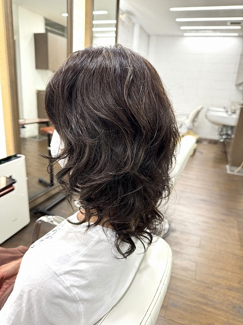 学芸大学 美容室に、Hair Esthe Hi-Deは、あります。学芸大学 美容院に、Hair Esthe Hi-Deはあります。Hair Esthe Hi-Deは目黒区学芸大学駅近くの美容院です。Hair Esthe Hi-Deは目黒区学芸大学駅近くの美容室です。祐天寺美容室近くにも、Hair Esthe Hi-Deはあります。祐天寺美容院近くにも、Hair Esthe Hi-Deはあります。Hair Esthe Hi-Deは髪にやさしく、が綺麗に艶髪になります。Hair Esthe Hi-Deは、カットがとても上手いです。Hair Esthe Hi-Deは、オシャレです。学芸大 美容院 Hair Esthe Hi-Deは、とても人気があります。学芸大 美容室 Hair Esthe Hi-Deは、40代50代60代女性に人気があります。得にボブやショートスタイルが得意で、スタイルがより立体的になります。なので立体感カットが、お客様に人気です。切りっぱなしボブカやマッシュショートも上手いです。なのでショートカットも上手いです。もちろんボブカットも上手いです。カラーも評判よく、ニューアマトラカラーがお客様に高評価です。オーガニックなヘアカラー 香草カラー色葉も人気です。ヘアマニキュアも保湿があり好評です。40代大人女性のお客様が多いです。40代ボブや40代ショートも得意です。50代大人女性も多いです、50代ボブや50代ショートも得意です。50代女性のカットは全般的に得意です。脱白髪染めハイライトカラーも好評です。60代大人女性も多いです。60代女性のカットも得意ですし、上手いと言われます。パーマもとても上手く、 クリープパーマがお客様に高評価クリープパーマしながら、髪は綺麗になります。男性のお客様もいらっしゃいます。男性のお客様は2割位です。Hair Esthe Hi-Deは、オープンした2003年からヘッドスパ「クリームバスヘアエステ」を提供しています。ヘッドスパ「クリームバスヘアエステ」は、頭皮の汚れを落とし且つ頭皮の保湿効果もあり髪に栄養を与え、艶々になります。プレミアム髪質改善トリートメントも大好評です。