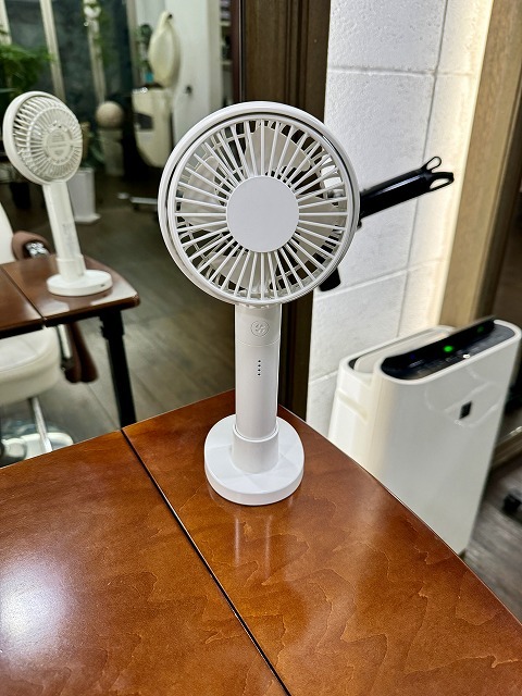 学芸大学 美容室に、Hair Esthe Hi-Deは、あります。学芸大学 美容院に、Hair Esthe Hi-Deはあります。Hair Esthe Hi-Deは目黒区学芸大学駅近くの美容院です。Hair Esthe Hi-Deは目黒区学芸大学駅近くの美容室です。祐天寺美容室近くにも、Hair Esthe Hi-Deはあります。祐天寺美容院近くにも、Hair Esthe Hi-Deはあります。Hair Esthe Hi-Deは髪にやさしく、が綺麗に艶髪になります。Hair Esthe Hi-Deは、カットがとても上手いです。Hair Esthe Hi-Deは、オシャレです。学芸大 美容院 Hair Esthe Hi-Deは、とても人気があります。学芸大 美容室 Hair Esthe Hi-Deは、40代50代60代女性に人気があります。得にボブやショートスタイルが得意で、スタイルがより立体的になります。なので立体感カットが、お客様に人気です。切りっぱなしボブカやマッシュショートも上手いです。なのでショートカットも上手いです。もちろんボブカットも上手いです。カラーも評判よく、ニューアマトラカラーがお客様に高評価です。オーガニックなヘアカラー 香草カラー色葉も人気です。ヘアマニキュアも保湿があり好評です。40代大人女性のお客様が多いです。40代ボブや40代ショートも得意です。50代大人女性も多いです、50代ボブや50代ショートも得意です。50代女性のカットは全般的に得意です。脱白髪染めハイライトカラーも好評です。60代大人女性も多いです。60代女性のカットも得意ですし、上手いと言われます。パーマもとても上手く、 クリープパーマがお客様に高評価クリープパーマしながら、髪は綺麗になります。男性のお客様もいらっしゃいます。男性のお客様は2割位です。Hair Esthe Hi-Deは、オープンした2003年からヘッドスパ「クリームバスヘアエステ」を提供しています。ヘッドスパ「クリームバスヘアエステ」は、頭皮の汚れを落とし且つ頭皮の保湿効果もあり髪に栄養を与え、艶々になります。プレミアム髪質改善トリートメントも大好評です。