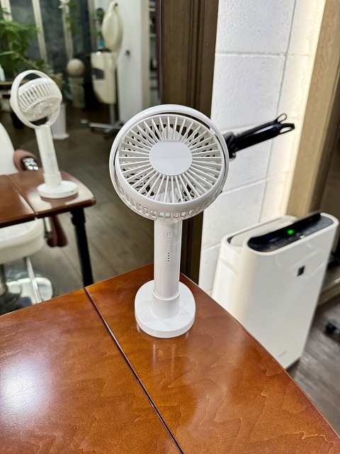 学芸大学 美容室に、Hair Esthe Hi-Deは、あります。学芸大学 美容院に、Hair Esthe Hi-Deはあります。Hair Esthe Hi-Deは目黒区学芸大学駅近くの美容院です。Hair Esthe Hi-Deは目黒区学芸大学駅近くの美容室です。祐天寺美容室近くにも、Hair Esthe Hi-Deはあります。祐天寺美容院近くにも、Hair Esthe Hi-Deはあります。Hair Esthe Hi-Deは髪にやさしく、が綺麗に艶髪になります。Hair Esthe Hi-Deは、カットがとても上手いです。Hair Esthe Hi-Deは、オシャレです。学芸大 美容院 Hair Esthe Hi-Deは、とても人気があります。学芸大 美容室 Hair Esthe Hi-Deは、40代50代60代女性に人気があります。得にボブやショートスタイルが得意で、スタイルがより立体的になります。なので立体感カットが、お客様に人気です。切りっぱなしボブカやマッシュショートも上手いです。なのでショートカットも上手いです。もちろんボブカットも上手いです。カラーも評判よく、ニューアマトラカラーがお客様に高評価です。オーガニックなヘアカラー 香草カラー色葉も人気です。ヘアマニキュアも保湿があり好評です。40代大人女性のお客様が多いです。40代ボブや40代ショートも得意です。50代大人女性も多いです、50代ボブや50代ショートも得意です。50代女性のカットは全般的に得意です。脱白髪染めハイライトカラーも好評です。60代大人女性も多いです。60代女性のカットも得意ですし、上手いと言われます。パーマもとても上手く、 クリープパーマがお客様に高評価クリープパーマしながら、髪は綺麗になります。男性のお客様もいらっしゃいます。男性のお客様は2割位です。Hair Esthe Hi-Deは、オープンした2003年からヘッドスパ「クリームバスヘアエステ」を提供しています。ヘッドスパ「クリームバスヘアエステ」は、頭皮の汚れを落とし且つ頭皮の保湿効果もあり髪に栄養を与え、艶々になります。プレミアム髪質改善トリートメントも大好評です。