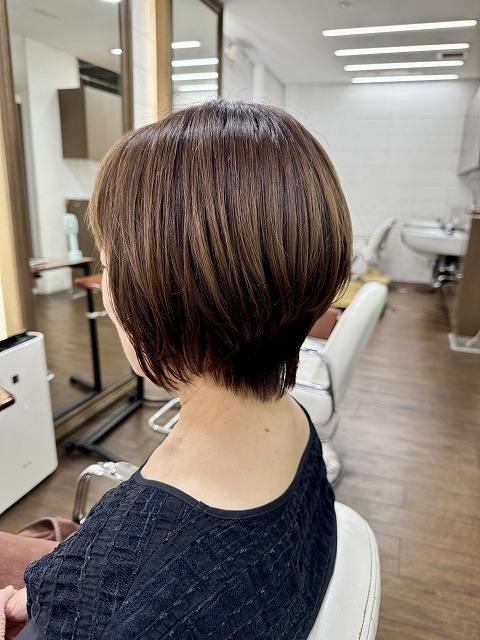 学芸大学 美容室に、Hair Esthe Hi-Deは、あります。学芸大学 美容院に、Hair Esthe Hi-Deはあります。Hair Esthe Hi-Deは目黒区学芸大学駅近くの美容院です。Hair Esthe Hi-Deは目黒区学芸大学駅近くの美容室です。祐天寺美容室近くにも、Hair Esthe Hi-Deはあります。祐天寺美容院近くにも、Hair Esthe Hi-Deはあります。Hair Esthe Hi-Deは髪にやさしく、が綺麗に艶髪になります。Hair Esthe Hi-Deは、カットがとても上手いです。Hair Esthe Hi-Deは、オシャレです。学芸大 美容院 Hair Esthe Hi-Deは、とても人気があります。学芸大 美容室 Hair Esthe Hi-Deは、40代50代60代女性に人気があります。得にボブやショートスタイルが得意で、スタイルがより立体的になります。なので立体感カットが、お客様に人気です。切りっぱなしボブカやマッシュショートも上手いです。なのでショートカットも上手いです。もちろんボブカットも上手いです。カラーも評判よく、ニューアマトラカラーがお客様に高評価です。オーガニックなヘアカラー 香草カラー色葉も人気です。ヘアマニキュアも保湿があり好評です。40代大人女性のお客様が多いです。40代ボブや40代ショートも得意です。50代大人女性も多いです、50代ボブや50代ショートも得意です。50代女性のカットは全般的に得意です。脱白髪染めハイライトカラーも好評です。60代大人女性も多いです。60代女性のカットも得意ですし、上手いと言われます。パーマもとても上手く、 クリープパーマがお客様に高評価クリープパーマしながら、髪は綺麗になります。男性のお客様もいらっしゃいます。男性のお客様は2割位です。Hair Esthe Hi-Deは、オープンした2003年からヘッドスパ「クリームバスヘアエステ」を提供しています。ヘッドスパ「クリームバスヘアエステ」は、頭皮の汚れを落とし且つ頭皮の保湿効果もあり髪に栄養を与え、艶々になります。プレミアム髪質改善トリートメントも大好評です。