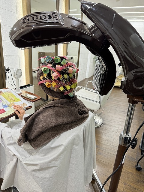 学芸大学 美容室に、Hair Esthe Hi-Deは、あります。学芸大学 美容院に、Hair Esthe Hi-Deはあります。Hair Esthe Hi-Deは目黒区学芸大学駅近くの美容院です。Hair Esthe Hi-Deは目黒区学芸大学駅近くの美容室です。祐天寺美容室近くにも、Hair Esthe Hi-Deはあります。祐天寺美容院近くにも、Hair Esthe Hi-Deはあります。Hair Esthe Hi-Deは髪にやさしく、が綺麗に艶髪になります。Hair Esthe Hi-Deは、カットがとても上手いです。Hair Esthe Hi-Deは、オシャレです。学芸大　美容院　Hair Esthe Hi-Deは、とても人気があります。学芸大　美容室　Hair Esthe Hi-Deは、40代50代60代女性に人気があります。得にボブやショートスタイルが得意で、スタイルがより立体的になります。なので立体感カットが、お客様に人気です。切りっぱなしボブカやマッシュショートも上手いです。なのでショートカットも上手いです。もちろんボブカットも上手いです。カラーも評判よく、ニューアマトラカラーがお客様に高評価です。オーガニックなヘアカラー　香草カラー色葉も人気です。ヘアマニキュアも保湿があり好評です。40代大人女性のお客様が多いです。40代ボブや40代ショートも得意です。50代大人女性も多いです、50代ボブや50代ショートも得意です。50代女性のカットは全般的に得意です。脱白髪染めハイライトカラーも好評です。60代大人女性も多いです。60代女性のカットも得意ですし、上手いと言われます。パーマもとても上手く、　クリープパーマがお客様に高評価クリープパーマしながら、髪は綺麗になります。男性のお客様もいらっしゃいます。男性のお客様は2割位です。Hair Esthe Hi-Deは、オープンした2003年からヘッドスパ「クリームバスヘアエステ」を提供しています。ヘッドスパ「クリームバスヘアエステ」は、頭皮の汚れを落とし且つ頭皮の保湿効果もあり髪に栄養を与え、艶々になります。プレミアム髪質改善トリートメントも大好評です。