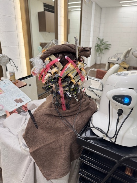 学芸大学 美容室に、Hair Esthe Hi-Deは、あります。学芸大学 美容院に、Hair Esthe Hi-Deはあります。Hair Esthe Hi-Deは目黒区学芸大学駅近くの美容院です。Hair Esthe Hi-Deは目黒区学芸大学駅近くの美容室です。祐天寺美容室近くにも、Hair Esthe Hi-Deはあります。祐天寺美容院近くにも、Hair Esthe Hi-Deはあります。Hair Esthe Hi-Deは髪にやさしく、が綺麗に艶髪になります。Hair Esthe Hi-Deは、カットがとても上手いです。Hair Esthe Hi-Deは、オシャレです。学芸大 美容院 Hair Esthe Hi-Deは、とても人気があります。学芸大 美容室 Hair Esthe Hi-Deは、40代50代60代女性に人気があります。得にボブやショートスタイルが得意で、スタイルがより立体的になります。なので立体感カットが、お客様に人気です。切りっぱなしボブカやマッシュショートも上手いです。なのでショートカットも上手いです。もちろんボブカットも上手いです。カラーも評判よく、ニューアマトラカラーがお客様に高評価です。オーガニックなヘアカラー 香草カラー色葉も人気です。ヘアマニキュアも保湿があり好評です。40代大人女性のお客様が多いです。40代ボブや40代ショートも得意です。50代大人女性も多いです、50代ボブや50代ショートも得意です。50代女性のカットは全般的に得意です。脱白髪染めハイライトカラーも好評です。60代大人女性も多いです。60代女性のカットも得意ですし、上手いと言われます。パーマもとても上手く、 クリープパーマがお客様に高評価クリープパーマしながら、髪は綺麗になります。男性のお客様もいらっしゃいます。男性のお客様は2割位です。Hair Esthe Hi-Deは、オープンした2003年からヘッドスパ「クリームバスヘアエステ」を提供しています。ヘッドスパ「クリームバスヘアエステ」は、頭皮の汚れを落とし且つ頭皮の保湿効果もあり髪に栄養を与え、艶々になります。プレミアム髪質改善トリートメントも大好評です。