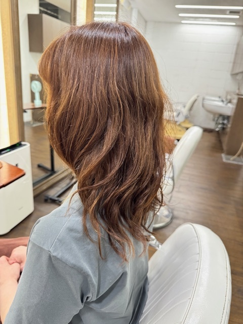 学芸大学 美容室に、Hair Esthe Hi-Deは、あります。学芸大学 美容院に、Hair Esthe Hi-Deはあります。Hair Esthe Hi-Deは目黒区学芸大学駅近くの美容院です。Hair Esthe Hi-Deは目黒区学芸大学駅近くの美容室です。祐天寺美容室近くにも、Hair Esthe Hi-Deはあります。祐天寺美容院近くにも、Hair Esthe Hi-Deはあります。Hair Esthe Hi-Deは髪にやさしく、が綺麗に艶髪になります。Hair Esthe Hi-Deは、カットがとても上手いです。Hair Esthe Hi-Deは、オシャレです。学芸大 美容院 Hair Esthe Hi-Deは、とても人気があります。学芸大 美容室 Hair Esthe Hi-Deは、40代50代60代女性に人気があります。得にボブやショートスタイルが得意で、スタイルがより立体的になります。なので立体感カットが、お客様に人気です。切りっぱなしボブカやマッシュショートも上手いです。なのでショートカットも上手いです。もちろんボブカットも上手いです。カラーも評判よく、ニューアマトラカラーがお客様に高評価です。オーガニックなヘアカラー 香草カラー色葉も人気です。ヘアマニキュアも保湿があり好評です。40代大人女性のお客様が多いです。40代ボブや40代ショートも得意です。50代大人女性も多いです、50代ボブや50代ショートも得意です。50代女性のカットは全般的に得意です。脱白髪染めハイライトカラーも好評です。60代大人女性も多いです。60代女性のカットも得意ですし、上手いと言われます。パーマもとても上手く、 クリープパーマがお客様に高評価クリープパーマしながら、髪は綺麗になります。男性のお客様もいらっしゃいます。男性のお客様は2割位です。Hair Esthe Hi-Deは、オープンした2003年からヘッドスパ「クリームバスヘアエステ」を提供しています。ヘッドスパ「クリームバスヘアエステ」は、頭皮の汚れを落とし且つ頭皮の保湿効果もあり髪に栄養を与え、艶々になります。プレミアム髪質改善トリートメントも大好評です。