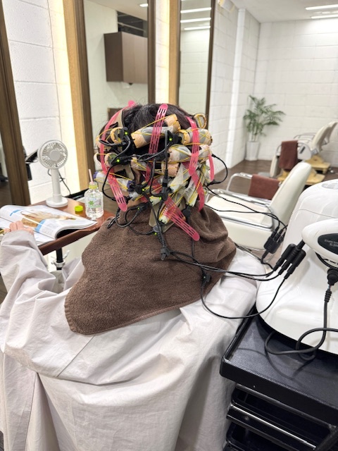 学芸大学 美容室に、Hair Esthe Hi-Deは、あります。学芸大学 美容院に、Hair Esthe Hi-Deはあります。Hair Esthe Hi-Deは目黒区学芸大学駅近くの美容院です。Hair Esthe Hi-Deは目黒区学芸大学駅近くの美容室です。祐天寺美容室近くにも、Hair Esthe Hi-Deはあります。祐天寺美容院近くにも、Hair Esthe Hi-Deはあります。Hair Esthe Hi-Deは髪にやさしく、が綺麗に艶髪になります。Hair Esthe Hi-Deは、カットがとても上手いです。Hair Esthe Hi-Deは、オシャレです。学芸大 美容院 Hair Esthe Hi-Deは、とても人気があります。学芸大 美容室 Hair Esthe Hi-Deは、40代50代60代女性に人気があります。得にボブやショートスタイルが得意で、スタイルがより立体的になります。なので立体感カットが、お客様に人気です。切りっぱなしボブカやマッシュショートも上手いです。なのでショートカットも上手いです。もちろんボブカットも上手いです。カラーも評判よく、ニューアマトラカラーがお客様に高評価です。オーガニックなヘアカラー 香草カラー色葉も人気です。ヘアマニキュアも保湿があり好評です。40代大人女性のお客様が多いです。40代ボブや40代ショートも得意です。50代大人女性も多いです、50代ボブや50代ショートも得意です。50代女性のカットは全般的に得意です。脱白髪染めハイライトカラーも好評です。60代大人女性も多いです。60代女性のカットも得意ですし、上手いと言われます。パーマもとても上手く、 クリープパーマがお客様に高評価クリープパーマしながら、髪は綺麗になります。男性のお客様もいらっしゃいます。男性のお客様は2割位です。Hair Esthe Hi-Deは、オープンした2003年からヘッドスパ「クリームバスヘアエステ」を提供しています。ヘッドスパ「クリームバスヘアエステ」は、頭皮の汚れを落とし且つ頭皮の保湿効果もあり髪に栄養を与え、艶々になります。プレミアム髪質改善トリートメントも大好評です。