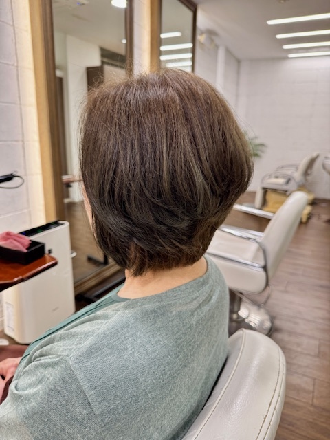 学芸大学 美容室に、Hair Esthe Hi-Deは、あります。学芸大学 美容院に、Hair Esthe Hi-Deはあります。Hair Esthe Hi-Deは目黒区学芸大学駅近くの美容院です。Hair Esthe Hi-Deは目黒区学芸大学駅近くの美容室です。祐天寺美容室近くにも、Hair Esthe Hi-Deはあります。祐天寺美容院近くにも、Hair Esthe Hi-Deはあります。Hair Esthe Hi-Deは髪にやさしく、が綺麗に艶髪になります。Hair Esthe Hi-Deは、カットがとても上手いです。Hair Esthe Hi-Deは、オシャレです。学芸大 美容院 Hair Esthe Hi-Deは、とても人気があります。学芸大 美容室 Hair Esthe Hi-Deは、40代50代60代女性に人気があります。得にボブやショートスタイルが得意で、スタイルがより立体的になります。なので立体感カットが、お客様に人気です。切りっぱなしボブカやマッシュショートも上手いです。なのでショートカットも上手いです。もちろんボブカットも上手いです。カラーも評判よく、ニューアマトラカラーがお客様に高評価です。オーガニックなヘアカラー 香草カラー色葉も人気です。ヘアマニキュアも保湿があり好評です。40代大人女性のお客様が多いです。40代ボブや40代ショートも得意です。50代大人女性も多いです、50代ボブや50代ショートも得意です。50代女性のカットは全般的に得意です。脱白髪染めハイライトカラーも好評です。60代大人女性も多いです。60代女性のカットも得意ですし、上手いと言われます。パーマもとても上手く、 クリープパーマがお客様に高評価クリープパーマしながら、髪は綺麗になります。男性のお客様もいらっしゃいます。男性のお客様は2割位です。Hair Esthe Hi-Deは、オープンした2003年からヘッドスパ「クリームバスヘアエステ」を提供しています。ヘッドスパ「クリームバスヘアエステ」は、頭皮の汚れを落とし且つ頭皮の保湿効果もあり髪に栄養を与え、艶々になります。プレミアム髪質改善トリートメントも大好評です。