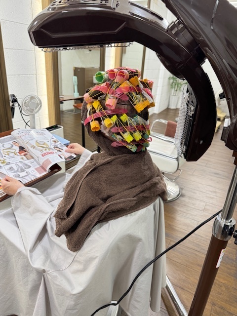 学芸大学 美容室に、Hair Esthe Hi-Deは、あります。学芸大学 美容院に、Hair Esthe Hi-Deはあります。Hair Esthe Hi-Deは目黒区学芸大学駅近くの美容院です。Hair Esthe Hi-Deは目黒区学芸大学駅近くの美容室です。祐天寺美容室近くにも、Hair Esthe Hi-Deはあります。祐天寺美容院近くにも、Hair Esthe Hi-Deはあります。Hair Esthe Hi-Deは髪にやさしく、が綺麗に艶髪になります。Hair Esthe Hi-Deは、カットがとても上手いです。Hair Esthe Hi-Deは、オシャレです。学芸大 美容院 Hair Esthe Hi-Deは、とても人気があります。学芸大 美容室 Hair Esthe Hi-Deは、40代50代60代女性に人気があります。得にボブやショートスタイルが得意で、スタイルがより立体的になります。なので立体感カットが、お客様に人気です。切りっぱなしボブカやマッシュショートも上手いです。なのでショートカットも上手いです。もちろんボブカットも上手いです。カラーも評判よく、ニューアマトラカラーがお客様に高評価です。オーガニックなヘアカラー 香草カラー色葉も人気です。ヘアマニキュアも保湿があり好評です。40代大人女性のお客様が多いです。40代ボブや40代ショートも得意です。50代大人女性も多いです、50代ボブや50代ショートも得意です。50代女性のカットは全般的に得意です。脱白髪染めハイライトカラーも好評です。60代大人女性も多いです。60代女性のカットも得意ですし、上手いと言われます。パーマもとても上手く、 クリープパーマがお客様に高評価クリープパーマしながら、髪は綺麗になります。男性のお客様もいらっしゃいます。男性のお客様は2割位です。Hair Esthe Hi-Deは、オープンした2003年からヘッドスパ「クリームバスヘアエステ」を提供しています。ヘッドスパ「クリームバスヘアエステ」は、頭皮の汚れを落とし且つ頭皮の保湿効果もあり髪に栄養を与え、艶々になります。プレミアム髪質改善トリートメントも大好評です。