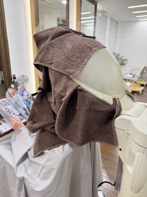 学芸大学 美容室に、Hair Esthe Hi-Deは、あります。学芸大学 美容院に、Hair Esthe Hi-Deはあります。Hair Esthe Hi-Deは目黒区学芸大学駅近くの美容院です。Hair Esthe Hi-Deは目黒区学芸大学駅近くの美容室です。祐天寺美容室近くにも、Hair Esthe Hi-Deはあります。祐天寺美容院近くにも、Hair Esthe Hi-Deはあります。Hair Esthe Hi-Deは髪にやさしく、が綺麗に艶髪になります。Hair Esthe Hi-Deは、カットがとても上手いです。Hair Esthe Hi-Deは、オシャレです。学芸大 美容院 Hair Esthe Hi-Deは、とても人気があります。学芸大 美容室 Hair Esthe Hi-Deは、40代50代60代女性に人気があります。得にボブやショートスタイルが得意で、スタイルがより立体的になります。なので立体感カットが、お客様に人気です。切りっぱなしボブカやマッシュショートも上手いです。なのでショートカットも上手いです。もちろんボブカットも上手いです。カラーも評判よく、ニューアマトラカラーがお客様に高評価です。オーガニックなヘアカラー 香草カラー色葉も人気です。ヘアマニキュアも保湿があり好評です。40代大人女性のお客様が多いです。40代ボブや40代ショートも得意です。50代大人女性も多いです、50代ボブや50代ショートも得意です。50代女性のカットは全般的に得意です。脱白髪染めハイライトカラーも好評です。60代大人女性も多いです。60代女性のカットも得意ですし、上手いと言われます。パーマもとても上手く、 クリープパーマがお客様に高評価クリープパーマしながら、髪は綺麗になります。男性のお客様もいらっしゃいます。男性のお客様は2割位です。Hair Esthe Hi-Deは、オープンした2003年からヘッドスパ「クリームバスヘアエステ」を提供しています。ヘッドスパ「クリームバスヘアエステ」は、頭皮の汚れを落とし且つ頭皮の保湿効果もあり髪に栄養を与え、艶々になります。プレミアム髪質改善トリートメントも大好評です。