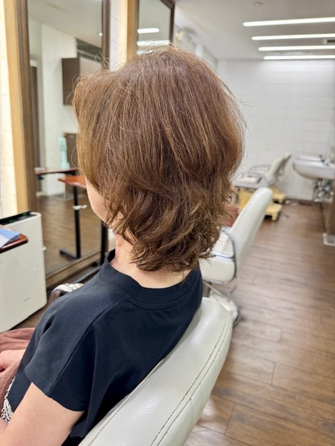 学芸大学 美容室に、Hair Esthe Hi-Deは、あります。学芸大学 美容院に、Hair Esthe Hi-Deはあります。Hair Esthe Hi-Deは目黒区学芸大学駅近くの美容院です。Hair Esthe Hi-Deは目黒区学芸大学駅近くの美容室です。祐天寺美容室近くにも、Hair Esthe Hi-Deはあります。祐天寺美容院近くにも、Hair Esthe Hi-Deはあります。Hair Esthe Hi-Deは髪にやさしく、が綺麗に艶髪になります。Hair Esthe Hi-Deは、カットがとても上手いです。Hair Esthe Hi-Deは、オシャレです。学芸大 美容院 Hair Esthe Hi-Deは、とても人気があります。学芸大 美容室 Hair Esthe Hi-Deは、40代50代60代女性に人気があります。得にボブやショートスタイルが得意で、スタイルがより立体的になります。なので立体感カットが、お客様に人気です。切りっぱなしボブカやマッシュショートも上手いです。なのでショートカットも上手いです。もちろんボブカットも上手いです。カラーも評判よく、ニューアマトラカラーがお客様に高評価です。オーガニックなヘアカラー 香草カラー色葉も人気です。ヘアマニキュアも保湿があり好評です。40代大人女性のお客様が多いです。40代ボブや40代ショートも得意です。50代大人女性も多いです、50代ボブや50代ショートも得意です。50代女性のカットは全般的に得意です。脱白髪染めハイライトカラーも好評です。60代大人女性も多いです。60代女性のカットも得意ですし、上手いと言われます。パーマもとても上手く、 クリープパーマがお客様に高評価クリープパーマしながら、髪は綺麗になります。男性のお客様もいらっしゃいます。男性のお客様は2割位です。Hair Esthe Hi-Deは、オープンした2003年からヘッドスパ「クリームバスヘアエステ」を提供しています。ヘッドスパ「クリームバスヘアエステ」は、頭皮の汚れを落とし且つ頭皮の保湿効果もあり髪に栄養を与え、艶々になります。プレミアム髪質改善トリートメントも大好評です。
