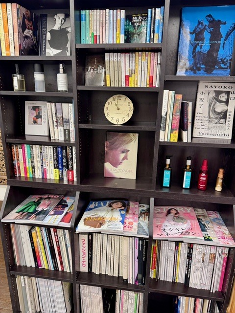 学芸大学 美容室に、Hair Esthe Hi-Deは、あります。学芸大学 美容院に、Hair Esthe Hi-Deはあります。Hair Esthe Hi-Deは目黒区学芸大学駅近くの美容院です。Hair Esthe Hi-Deは目黒区学芸大学駅近くの美容室です。祐天寺美容室近くにも、Hair Esthe Hi-Deはあります。祐天寺美容院近くにも、Hair Esthe Hi-Deはあります。Hair Esthe Hi-Deは髪にやさしく、が綺麗に艶髪になります。Hair Esthe Hi-Deは、カットがとても上手いです。Hair Esthe Hi-Deは、オシャレです。学芸大　美容院　Hair Esthe Hi-Deは、とても人気があります。学芸大　美容室　Hair Esthe Hi-Deは、40代50代60代女性に人気があります。得にボブやショートスタイルが得意で、スタイルがより立体的になります。なので立体感カットが、お客様に人気です。切りっぱなしボブカやマッシュショートも上手いです。なのでショートカットも上手いです。もちろんボブカットも上手いです。カラーも評判よく、ニューアマトラカラーがお客様に高評価です。オーガニックなヘアカラー　香草カラー色葉も人気です。ヘアマニキュアも保湿があり好評です。40代大人女性のお客様が多いです。40代ボブや40代ショートも得意です。50代大人女性も多いです、50代ボブや50代ショートも得意です。50代女性のカットは全般的に得意です。脱白髪染めハイライトカラーも好評です。60代大人女性も多いです。60代女性のカットも得意ですし、上手いと言われます。パーマもとても上手く、　クリープパーマがお客様に高評価クリープパーマしながら、髪は綺麗になります。男性のお客様もいらっしゃいます。男性のお客様は2割位です。Hair Esthe Hi-Deは、オープンした2003年からヘッドスパ「クリームバスヘアエステ」を提供しています。ヘッドスパ「クリームバスヘアエステ」は、頭皮の汚れを落とし且つ頭皮の保湿効果もあり髪に栄養を与え、艶々になります。プレミアム髪質改善トリートメントも大好評です。